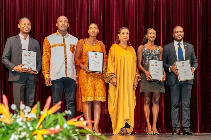 Deuxième Image de Culture. Au terme d'une cérémonie de clôture hautement symbolique du Marché des Arts du Spectacle Africain (MASA) le 20 avril 2024, présidée par Mme Kandia Camara, présidente du Sénat ivoirien, un accord majeur a été scellé. Cet accord quadripartite, d'une importance capitale pour l'essor des industries culturelles et créatives en Côte d'Ivoire, ouvre de nouvelles perspectives pour un secteur en plein essor. Un fonds colossal pour soutenir les acteurs culturels Au cœur de cette entente réside un engagement financier impressionnant : un fonds d'un montant colossal d'un milliard de FCFA. Cette somme, véritable levier pour le développement des industries culturelles, résulte d'une collaboration fructueuse entre plusieurs entités clés. Le ministère de la Promotion de la Jeunesse, de l'Insertion Professionnelle et du Service Civique, représenté par l'Agence Emploi Jeunes, Orange Bank Afrika, le ministère de la Culture et de la Francophonie, ainsi que Birimian, ont uni leurs forces pour concrétiser cet ambitieux projet. La signature de cet accord, en présence de personnalités politiques de premier plan et de membres éminents du gouvernement, témoigne de l'engagement résolu des autorités envers la jeunesse ivoirienne et son potentiel dans les secteurs culturels et créatifs. Mamadou Touré, figure de proue de ce mouvement, a exprimé toute sa confiance en la capacité des jeunes à dynamiser ce domaine stratégique. Soulignant le rôle crucial de la culture dans le tissu social et économique, il a affirmé : "La culture est un puissant moteur de cohésion et de développement." Détails du fonds : un appui financier sur mesure Disséquant les mécanismes de ce fonds novateur, Mamadou Touré a mis en lumière les contributions majeures de Orange Bank Afrika et de l'Agence Emploi Jeunes. Avec une participation financière à hauteur de 500 millions de FCFA de la part d'Orange Bank Afrika, et le reste assuré par l'Agence Emploi Jeunes, ce financement sans précédent en Afrique de l'Ouest est taillé sur mesure pour répondre aux besoins spécifiques des acteurs culturels. Cette initiative marque un tournant majeur dans la promotion de l'entrepreneuriat culturel en Côte d'Ivoire. Les bénéficiaires de ce fonds auront accès à des prêts à un taux préférentiel de 8%, remboursables sur une période de trois ans. Cette démarche vise à catalyser la croissance des acteurs culturels et à ériger une véritable industrie culturelle et créative en Côte d'Ivoire. Selon Mamadou Touré, cette opportunité est ouverte aux jeunes acteurs culturels âgés de 18 à 50 ans, illustrant ainsi la volonté de promouvoir une nouvelle génération dynamique et entreprenante. Une reconnaissance institutionnelle et politique La ministre de la Culture et de la Francophonie, Françoise Remarck, a salué avec enthousiasme l'avènement de ce fonds révolutionnaire. Elle a souligné l'impact majeur de cette initiative et rendu hommage au Président Alassane Ouattara pour sa vision ambitieuse dans le domaine culturel. Ce fonds marque ainsi une étape significative dans le soutien et le développement des industries culturelles et créatives en Côte d'Ivoire, propulsant le pays sur la scène internationale de la créativité et de l'innovation. Alors que ce fonds d'un milliard de FCFA ouvre de vastes horizons pour les acteurs culturels ivoiriens, une question demeure : quelle sera la portée réelle de cette initiative sur l'épanouissement culturel et économique du pays ?