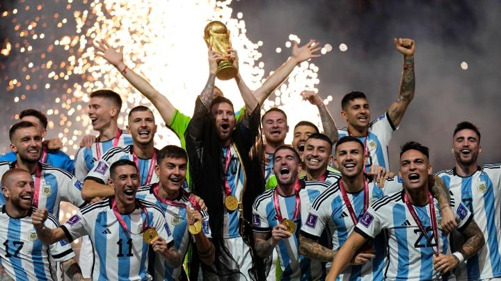 Image de Football. Le dimanche 18 décembre 2022 restera gravé dans les annales du football mondial, alors que l'Argentine et la France se sont affrontées lors de la finale de la Coupe du Monde de la FIFA Qatar 2022. Dans l'enceinte majestueuse du Lusail Stadium, deux géants du football se sont disputé le titre suprême, sous les regards attentifs du monde entier. Contexte électrisant La tension était à son comble avant le coup d'envoi, alors que les deux équipes se préparaient à en découdre sur la pelouse qatarienne. L'Argentine, emmenée par sa star incontestée Lionel Messi, avait impressionné tout au long du tournoi par son jeu offensif flamboyant et sa détermination sans faille. De leur côté, les Bleus de France, portés par leur cohésion collective et leur talent individuel, étaient déterminés à décrocher un deuxième titre mondial, après leur victoire en 2018. Dès le coup d'envoi, l'intensité était palpable sur le terrain. Les deux équipes se livraient un combat acharné, chacune cherchant à imposer son style de jeu. Les occasions se succédaient de part et d'autre, mais les défenses tenaient bon, repoussant les assauts adverses avec détermination. Pendant 90 minutes haletantes, les spectateurs étaient suspendus à chaque action, dans l'attente du dénouement de cette rencontre historique. L'issue tant attendue Au terme du temps réglementaire, le score demeurait vierge, signe de l'équilibre parfait entre les deux formations. C'est donc lors de la prolongation que le destin de cette finale allait se jouer. Dans un ultime sursaut d'énergie, les joueurs redoublaient d'efforts, chacun espérant être celui qui inscrirait le but décisif. Mais malgré les tentatives audacieuses, le tableau d'affichage restait inchangé. Face à cette impasse, c'est finalement lors de la séance fatidique des tirs au but que le sort de la finale allait être scellé. Dans une atmosphère électrique, les tireurs s'avançaient un à un, sous les yeux anxieux des supporters. Les arrêts spectaculaires des gardiens, les tirs précis et impitoyables, chaque instant était chargé d'émotion. Mais c'est finalement l'Argentine qui s'imposa, remportant la Coupe du Monde de la FIFA Qatar 2022 au terme d'une séance de tirs au but palpitante. Dans l'euphorie de la victoire, les joueurs argentins exultaient, portés par l'émotion d'un triomphe mérité. Du côté français, malgré la déception de la défaite, le fair-play et le respect étaient de mise, saluant la performance remarquable de leurs adversaires. Au-delà des rivalités sur le terrain, cette finale restera comme un moment de communion entre les nations, célébrant l'excellence et la passion qui animent le football à l'échelle mondiale. Au-delà du terrain : l'héritage de la Coupe du Monde Qatar 2022 Alors que les projecteurs se sont éteints sur le Lusail Stadium et que la foule se disperse, le souvenir de cette finale restera gravé dans les mémoires. Mais au-delà de l'événement lui-même, la Coupe du Monde de la FIFA Qatar 2022 laisse un héritage durable, tant sur le plan sportif que sur le plan social et économique. Elle a été l'occasion pour le Qatar de démontrer son engagement envers le football et sa capacité à accueillir un événement d'une telle envergure. Elle a également permis de rassembler les peuples autour d'une passion commune, renforçant les liens entre les nations et laissant un héritage de tolérance, d'ouverture et de diversité. En conclusion, la finale de la Coupe du Monde de la FIFA Qatar 2022 entre l'Argentine et la France restera comme un moment d'exception dans l'histoire du football. Au-delà du suspense et de l'émotion, elle incarne l'esprit de compétition, de fair-play et de camaraderie qui anime ce sport universel. Alors que les champions argentins soulèvent le trophée tant convoité, le monde entier se rappellera de cette journée mémorable, symbole de l'unité et de la passion qui transcendent les frontières.