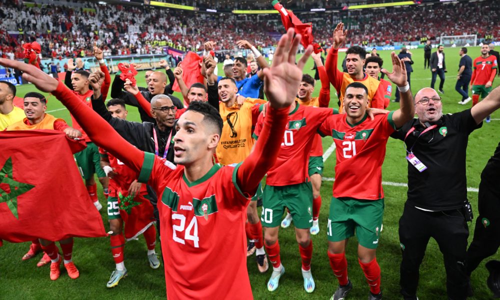 Image de Football. Dans le cadre de la Coupe du Monde de la FIFA Qatar 2022, une confrontation particulièrement attendue était celle opposant l'équipe nationale de France à celle du Maroc. Ce match promettait d'être un moment crucial dans le parcours des deux équipes, chacune aspirant à la victoire pour poursuivre son chemin dans la compétition. Contexte électrique Le rendez-vous entre la France et le Maroc était imprégné d'une tension palpable, alimentée par l'enjeu de la compétition et l'importance de chaque match dans la quête du titre mondial. Les supporters des deux nations étaient en ébullition, prêts à soutenir leurs équipes avec ferveur et passion. Dans les jours précédant la rencontre, les médias et les analystes sportifs se livraient à des spéculations fiévreuses sur l'issue probable de cette confrontation entre deux équipes aux ambitions affirmées. Déroulement de la rencontre Le jour J, le stade était rempli d'une atmosphère électrique alors que les équipes foulaient la pelouse du stade qatarien. Dès le coup d'envoi, l'intensité du match était palpable, les deux équipes se livrant un combat acharné pour prendre l'avantage. Les joueurs français, portés par leur talent individuel et leur expérience internationale, cherchaient à imposer leur jeu face à une équipe marocaine déterminée à se surpasser. Un scénario imprévisible Malgré les efforts des deux camps, le match se révéla être un véritable chassé-croisé, avec des rebondissements inattendus à chaque instant. Les supporters retenaient leur souffle alors que les joueurs se lançaient dans des actions offensives audacieuses, alternant entre moments de grâce et instants de tension extrême. Chaque tir, chaque passe, chaque arrêt était scruté avec une attention fébrile, dans l'espoir de voir son équipe prendre l'ascendant sur son adversaire. L'issue incertaine Au terme du temps réglementaire, le score demeurait indécis, reflétant la parité entre les deux équipes. Les prolongations furent tout aussi disputées, chaque équipe redoublant d'efforts pour inscrire le but salvateur. Malgré les tentatives désespérées, aucun des deux camps ne parvint à faire la différence, laissant planer le suspense jusqu'à la séance fatidique des tirs au but. Dans une ambiance électrique, les joueurs se préparèrent à l'épreuve ultime des tirs au but. Les tireurs s'élancèrent, les gardiens plongèrent, et les spectateurs retenaient leur souffle à chaque instant. Finalement, c'est l'équipe de France qui réussit à prendre l'ascendant, remportant la séance de tirs au but et décrochant ainsi sa place pour la prochaine étape de la compétition. Réactions et retombées Après le coup de sifflet final, les réactions furent contrastées : joie intense du côté français, déception mêlée de fierté du côté marocain. Malgré la défaite, l'équipe du Maroc avait montré un jeu de qualité et une détermination admirable, suscitant l'admiration de nombreux observateurs. Quant à l'équipe de France, elle pouvait savourer sa victoire, consciente des défis à venir dans la poursuite de son parcours vers le titre mondial. En conclusion, la confrontation entre la France et le Maroc lors de la Coupe du Monde de la FIFA Qatar 2022 restera gravée dans les mémoires comme un moment de tension et d'émotion intense. Au-delà du résultat final, ce match illustre la passion et la compétitivité qui animent le football à l'échelle mondiale, témoignant de l'importance de chaque rencontre dans le déroulement d'une compétition aussi prestigieuse que la Coupe du Monde.