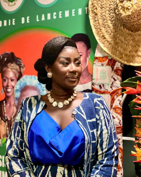 Troisième Image de Célébrités. Les assises nationales des femmes de Côte d'Ivoire ont récemment été lancées avec pour objectif de fédérer et valoriser les énergies féminines pour le développement du pays. Cette initiative, portée par la Ministre de la Femme, Madame Nassénéba Touré, a suscité un vif intérêt de la part de nombreux acteurs engagés dans la promotion des droits des femmes et des enfants, parmi lesquels se trouve la militante Eunice Zunon. Dynamiser l'engagement pour les droits des femmes et des enfants En tant que défenseure des droits des femmes et des enfants, Eunice Zunon a souligné l'importance de cette cérémonie de lancement. Elle reconnaît que pour garantir un développement durable et équitable en Côte d'Ivoire, il est essentiel de mobiliser et de valoriser les compétences et les contributions des femmes. Les assises nationales offrent ainsi une plateforme cruciale pour dynamiser l'engagement en faveur de l'autonomisation des femmes et de la protection des enfants. Le thème choisi pour ces assises, "Fédérer et valoriser les énergies féminines pour le développement de la Côte d'Ivoire", met en lumière la nécessité de reconnaître le potentiel et les talents des femmes dans tous les secteurs de la société. Il souligne également l'importance de les rassembler autour d'objectifs communs pour renforcer leur impact sur le développement économique, social et politique du pays. L'importance de l'inclusion et de la diversité Une des priorités des assises est de promouvoir l'inclusion et la diversité au sein des initiatives de développement. En effet, pour que les énergies féminines puissent pleinement contribuer au progrès de la Côte d'Ivoire, il est indispensable de créer des espaces où toutes les femmes, quel que soit leur âge, leur origine ethnique, leur statut socio-économique ou leur niveau d'éducation, se sentent représentées et soutenues. Les assises nationales des femmes ne se limitent pas à des discours et des déclarations d'intention. Elles visent également à élaborer des plans d'action concrets et à mobiliser des ressources pour mettre en œuvre des programmes efficaces qui répondent aux besoins réels des femmes et des enfants en Côte d'Ivoire. Cela pourrait inclure des initiatives visant à renforcer l'accès à l'éducation, à la santé, à l'emploi et à la participation politique des femmes. L'engagement continu : Un appel à l'action Alors que les assises nationales des femmes de Côte d'Ivoire marquent le début d'une nouvelle phase dans la lutte pour l'égalité des sexes et le bien-être des enfants, il est essentiel que cet élan soit suivi d'un engagement continu de la part de tous les acteurs concernés. Eunice Zunon, aux côtés de nombreux autres défenseurs des droits, appelle à une action collective et à une mobilisation permanente pour concrétiser les objectifs fixés lors de cette importante initiative. En conclusion, les assises nationales des femmes de Côte d'Ivoire représentent une occasion précieuse de rassembler les énergies féminines autour d'un objectif commun de développement durable et inclusif. Avec un leadership fort et un engagement soutenu, il est possible de créer un avenir meilleur pour toutes les femmes et tous les enfants de la Côte d'Ivoire.