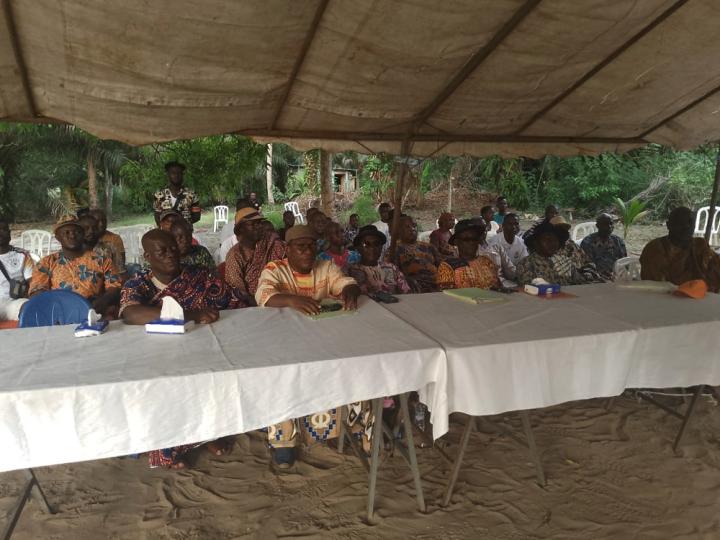 Image de Société. À Bouabou, un village niché dans la commune de Port-Bouët, les tensions s'exacerbent autour de la gestion actuelle du territoire. Lors d'une conférence de presse tenue à N’guessanblekro, Me Sipo Barthélémy, en tant que conférencier, et Mobio Jacques, représentant du doyen d’âge et chef de terre, nanan Mobio Yantchoue Joseph (indisponible), ont levé le voile sur une série de pratiques qu'ils jugent contraires aux us et coutumes traditionnels. Violation des us et coutumes Au cœur des reproches : le processus de nomination du chef Koutouan Brawa Claude et la vente d'un espace évalué à 9 milliards de francs CFA, opérée sans consultation préalable des familles du village. Selon Me Sipo Barthélémy, le choix du chef actuel ne respecte pas les rites ancestraux de succession. Il évoque le précédent d'Aboya Nangui Emmanuel, suspendu pour des faits de malversation par la justice ivoirienne. Ce dernier aurait désigné son propre successeur, contournant ainsi les traditions locales. La nomination d'un chef traditionnel dans la culture Atchan obéit à un rituel séculaire. Elle implique une succession planifiée, où la génération sortante propose plusieurs candidats parmi lesquels un seul est choisi. Cependant, le cas de Bouabou semble déroger à cette norme, laissant transparaître une rupture avec les pratiques établies. Me Sipo Barthélémy déplore cette situation : "En pays Atchan, ce n’est pas ainsi qu’on choisit un successeur. Le pouvoir se transmet de génération en génération." La vente contestée d'un espace vital L'affaire prend une tournure plus délicate avec la vente de l'espace Amon Eugène, dont le montant astronomique de 9 milliards de FCFA a de quoi soulever des interrogations. Me Sipo Barthélémy insiste sur l'opacité entourant cette transaction et sur les conséquences néfastes qu'elle pourrait avoir pour la communauté de Bouabou. Cette vente, réalisée sans le consentement des familles concernées, est perçue comme une violation flagrante des droits fonciers des autochtones. Face à ces accusations, le camp adverse, représenté par Ayaké Germain, chargé de Communication de la chefferie, réfute en bloc les allégations portées contre la légitimité du chef actuel. Il appelle à la sérénité et à la réconciliation pour résoudre les différends qui divisent la communauté. "Nous tendons la main à tous les fils du village pour un développement harmonieux d’Abouabou", déclare-t-il. Alors que le conflit perdure, la question de la gouvernance et de la légitimité du pouvoir à Bouabou demeure entière. Quelles seront les prochaines étapes pour résoudre cette crise ? La voie de la justice permettra-t-elle de rétablir l'ordre et la légalité ? La réconciliation entre les parties en conflit est-elle envisageable pour le bien-être de la communauté ? Autant de questions qui appellent à une réflexion approfondie et à des actions concertées pour restaurer la paix et l'harmonie au sein du village de Bouabou.