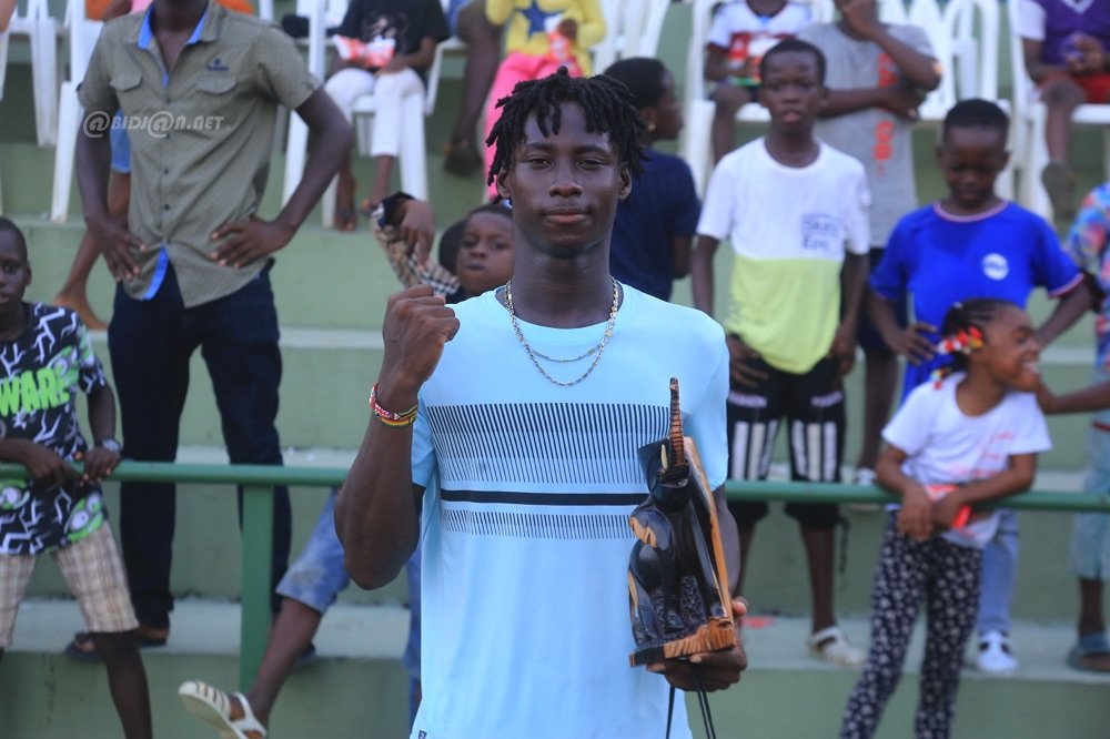 Image de Sport. L'Ivoirien Franck Martial Hoimian a brillamment remporté le premier tournoi junior d'Abidjan ITF, une compétition qui s'est déroulée du 15 au 22 avril 2024 au Central Tennis Club de l'Hôtel Ivoire à Abidjan-Cocody. Dans une finale palpitante, Hoimian a battu Daniel Adéléyé du Nigeria avec un score de 6/2; 4/6; 6/3. Cette victoire, annoncée avec confiance par Hoimian lors d'une conférence de presse précédente, témoigne de son talent et de sa détermination à représenter dignement la Côte d'Ivoire sur la scène internationale du tennis. Une revanche bien méritée Pour Hoimian, cette victoire revêt un caractère particulier, notamment après sa défaite contre Adéléyé en demi-finale lors d'une compétition précédente au Togo. Avec cette victoire, Hoimian a su prendre sa revanche et démontrer sa capacité à surmonter les défis avec brio. Ses propos reflètent sa confiance en lui-même et sa gratitude envers ses supporters : "Je n’ai pas douté un seul instant, depuis le début du tournoi. Adéléyé et moi, nous nous connaissons très bien. La dernière fois que nous nous sommes croisés, c’était en demi-finale, à Lomé et il m’avait éliminé. Je tiens donc ma revanche, la coupe reste à la maison. Merci à tous ceux qui m’ont soutenu, depuis le début. Le meilleur reste à venir." De son côté, Daniel Adéléyé a salué la performance de ses adversaires et a promis de redoubler d'efforts pour se préparer à ses prochaines compétitions. Son attitude sportive et fair-play témoigne de l'esprit de compétition sain qui règne dans le monde du tennis. Des résultats variés Outre la victoire de Hoimian, le tournoi junior d'Abidjan a été marqué par d'autres performances remarquables. En finale du simple chez les filles, la joueuse malgache Miotisoa Rasendra s'est imposée face à la Française Margo Andrieu avec un score de 6/4 ; 6/4. Dans les compétitions en double, le duo Daniel Adéléyé-Sédji et Yves Kouadja a remporté la victoire chez les garçons, tandis que chez les filles, le duo Andrieu Margo-Sanon Néhira a décroché la première place. Après la remise des trophées, Boniface Papa Nouveau, président de l'ITF, a souligné l'importance croissante du tournoi en Côte d'Ivoire. Il a exprimé sa gratitude envers le ministère délégué chargé des Sports et du Cadre de vie pour son soutien historique à l'événement. Malgré les défis logistiques, l'implication des autorités a permis de renforcer la visibilité et la portée du tennis en Côte d'Ivoire. Alors que le premier tournoi de niveau J30 touche à sa fin, les compétitions du deuxième tournoi de niveau J60 ont déjà débuté sur les mêmes courts du Central Tennis Club. Avec des enjeux encore plus élevés, ces compétitions promettent des confrontations passionnantes et une nouvelle occasion pour les jeunes talents de briller sur la scène internationale du tennis. Quels autres événements sportifs pourraient contribuer à dynamiser la scène sportive en Côte d'Ivoire ?