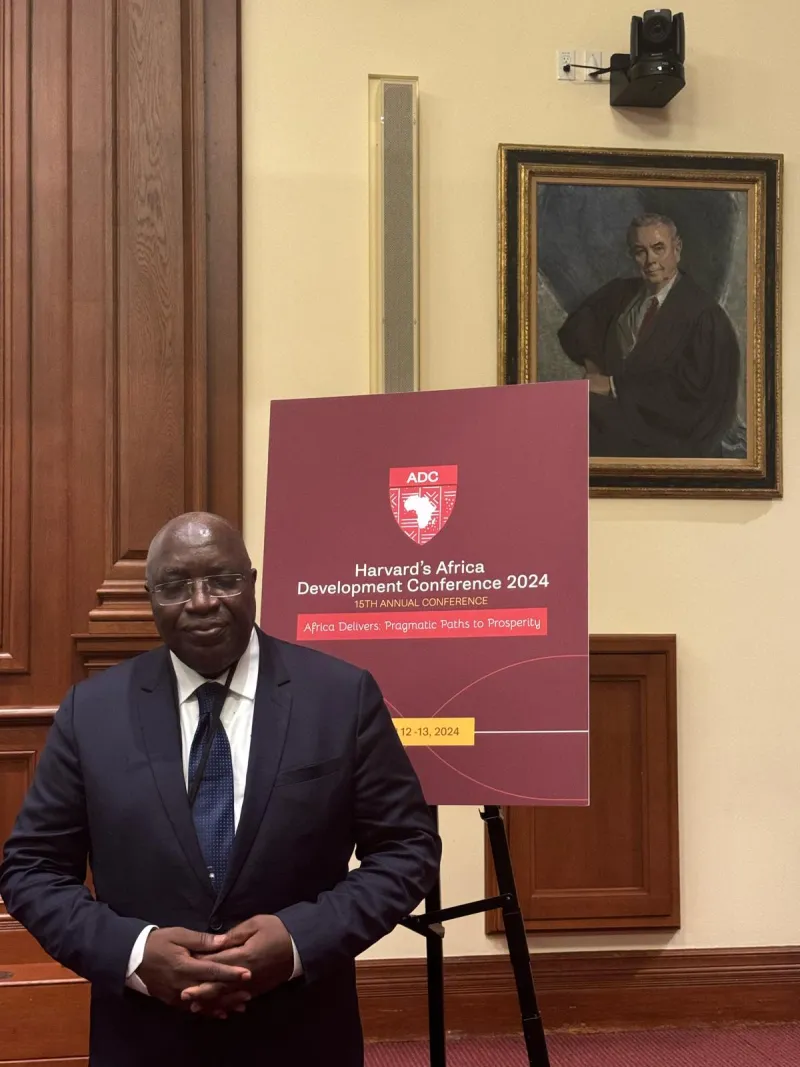 Deuxième Image de Politique. Après l'ancien Premier ministre ivoirien Patrick Achi, un autre ancien ministre du président Alassane Ouattara a été invité à partager son expertise à la célèbre université d'Harvard aux États-Unis. Le Commissaire Paul Koffi Koffi, qui a occupé le poste de ministre délégué à la Défense, a été coopté par cet établissement prestigieux pour participer à la 15ème Africa Development Conference (ADC) organisée par la Harvard Kennedy School et Harvard Law School. Thème de la conférence Sous le thème "L'Afrique tient ses promesses : des voies pragmatiques vers la prospérité", cette conférence de deux jours a offert une plateforme d'échanges et de réflexions sur les défis et les opportunités de développement en Afrique. Dr Paul Koffi Koffi a eu l'honneur de contribuer au panel géopolitique, stratégique et de développement, notamment sur la question cruciale de la navigation de l'Afrique dans un monde en constante évolution. Perspectives géopolitiques africaines La participation de l'Afrique à la géopolitique mondiale est de plus en plus complexe et cruciale. Face à un paysage géopolitique en mutation, marqué par des alliances mondiales changeantes et une coopération régionale en évolution, il est essentiel pour le continent africain de défendre ses intérêts, en particulier sur le plan économique. Dans ce contexte, la présence et les perspectives de Paul Koffi Koffi ont apporté un éclairage précieux sur les voies à suivre pour garantir la prospérité et la stabilité de l'Afrique dans ce monde en mutation. Une voix africaine influente En tant que personnalité africaine éminente, et représentant de la Côte d'Ivoire, le Dr Paul Koffi Koffi a saisi cette opportunité pour présenter ses vues prospectives et convaincre l'auditoire de l'importance cruciale de la participation de l'Afrique à la scène géopolitique mondiale. Son expertise, associée à son charisme et à sa crédibilité, ont sans aucun doute enrichi les débats et renforcé la reconnaissance de la voix africaine dans les discussions internationales. Quel rôle les universités prestigieuses comme Harvard peuvent-elles jouer dans la promotion du développement en Afrique ?