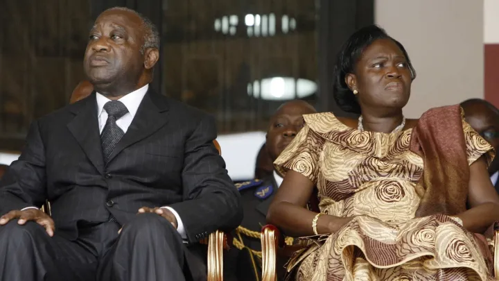 Image de Politique. L'ancienne Première Dame de la Côte d'Ivoire, Simone Ehivet Gbagbo, a accordé une entrevue au journal Fraternité Matin, dans laquelle elle aborde divers sujets, y compris sa relation avec son désormais ex-époux, l'ancien président Laurent Gbagbo. Ses propos ont suscité l'attention et la curiosité, en particulier en ce qui concerne la nature de leur relation actuelle et son impact potentiel sur le paysage politique ivoirien. Une perspective personnelle Dans cette interview, Simone Gbagbo a souligné que le divorce civil entre elle et Laurent Gbagbo ne doit pas être confondu avec des divergences politiques. Elle a fermement déclaré que cela n'empêchera pas une éventuelle réconciliation politique dans un avenir proche. Ses paroles sont empreintes d'optimisme et de confiance quant à la possibilité de retrouvailles, soulignant que les discussions politiques pourraient être le catalyseur de ce rapprochement. La relation entre Simone et Laurent Gbagbo est un sujet d'intérêt non seulement en raison de leur histoire personnelle, mais aussi de leur rôle majeur dans la scène politique ivoirienne. Leur séparation, à la fois sur le plan personnel et politique, a été perçue comme un événement significatif dans le paysage politique ivoirien. Pourtant, Simone Gbagbo insiste sur le fait que la politique peut transcender les dissensions personnelles et permettre des réconciliations imprévues. Perspectives politiques futures L'affirmation de Simone Gbagbo selon laquelle « il n'y a jamais de rupture définitive en politique » soulève des questions sur les possibles développements futurs de la scène politique ivoirienne. Son optimisme quant à une éventuelle réconciliation avec Laurent Gbagbo et son implication politique soulèvent des interrogations sur les alliances et les mouvements politiques à venir dans le pays. Si une réconciliation politique entre Simone et Laurent Gbagbo devait avoir lieu, cela pourrait avoir un impact significatif sur la dynamique politique de la Côte d'Ivoire. Leur retour à la coopération politique pourrait remodeler les alliances, influencer les élections à venir et redéfinir les équilibres de pouvoir dans le pays. Cela soulève des questions sur les implications à long terme pour la stabilité politique et la gouvernance en Côte d'Ivoire. Quelles seront les conséquences d'une éventuelle réconciliation politique entre Simone et Laurent Gbagbo pour la Côte d'Ivoire ?