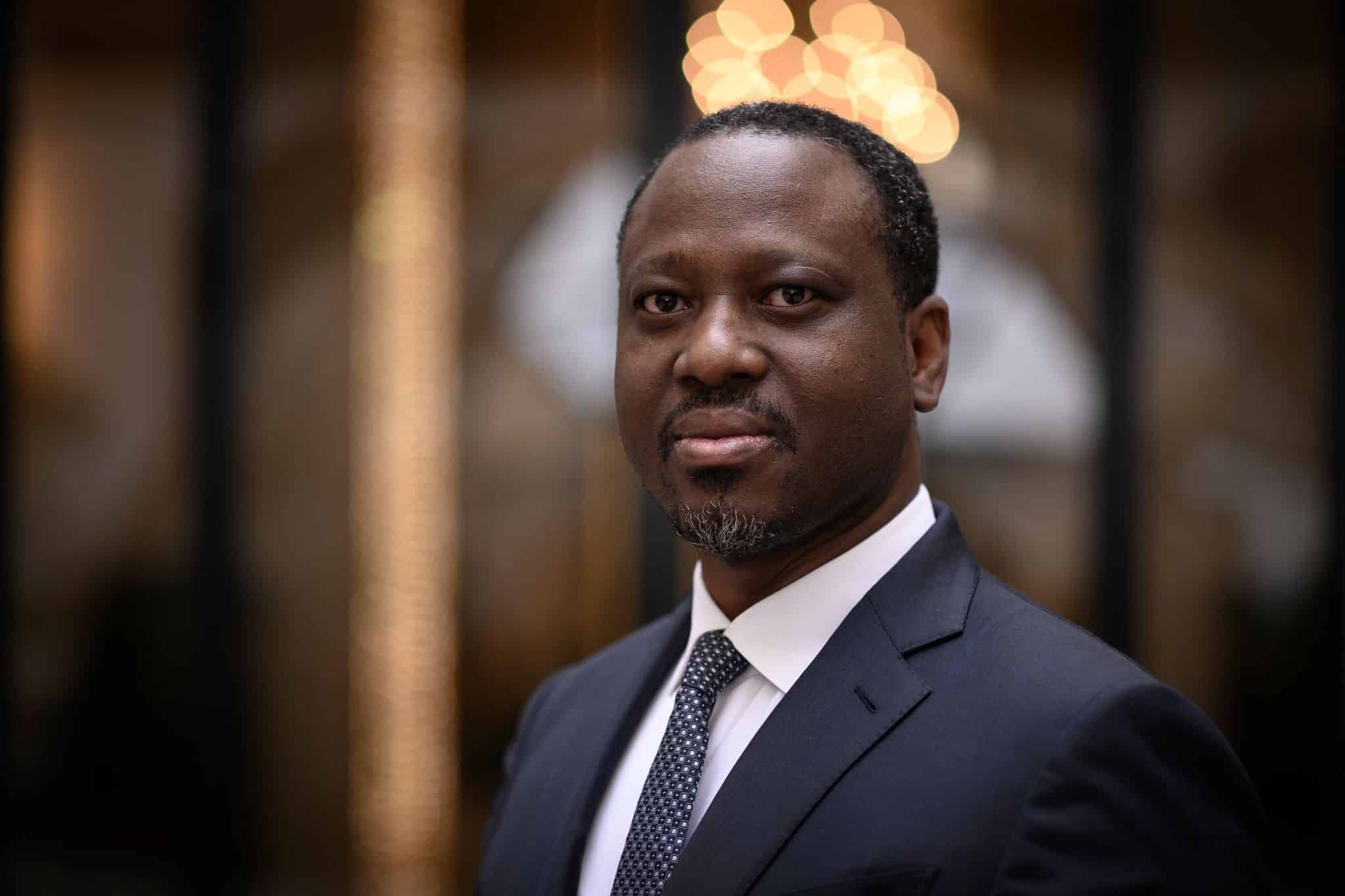 Image de Politique. Guillaume Soro, figure politique ivoirienne incontournable, exprime son point de vue sur les préalables qui entravent son retour en Côte d’Ivoire après quatre années d’exil. Malgré des échanges téléphoniques avec le président Alassane Ouattara, les pourparlers pour faciliter son retour semblent au point mort. Les Préalables Soulevés Soro pointe du doigt certains membres influents du parti au pouvoir, les accusant de soulever des conditions préalables à son retour. Ces exigences comprennent notamment son réintégration au sein du RHDP, le parti du président Ouattara. Soro lui-même énumère ces conditions : "Il faut que Soro déclare son retour au RHDP d’abord… Il faut qu’il fasse la preuve de sa sincérité… Il faut le châtier…". Pour Soro, ces exigences témoignent d'un manque d'engagement envers la décrispation politique et la paix de la part de certains membres du parti au pouvoir. Cependant, il affirme que ces obstacles n'ébranleront pas sa détermination ni sa patience. Il souligne l'importance du timing dans cette affaire, citant les "saintes écritures" : "Chaque chose a son temps et chaque temps, sa chose !". Un Espoir de Réconciliation Avorté Les échanges téléphoniques entre Guillaume Soro et le président Alassane Ouattara avaient initialement suscité l'espoir d'une réconciliation. Ces contacts cordiaux avaient même encouragé le retour de certains de ses proches collaborateurs, dont son chef de cabinet Marc Ouattara. Toutefois, malgré ces signes de décrispation, le retour de l'ancien chef rebelle demeure bloqué, ce qui pourrait avoir un impact significatif sur le paysage politique à l'approche des élections présidentielles. Le blocage du retour de Guillaume Soro en Côte d'Ivoire révèle les tensions persistantes au sein du paysage politique ivoirien. Alors que certains voient en ses échanges avec le président Ouattara un signe de réconciliation, les obstacles évoqués par Soro mettent en lumière les divisions encore présentes au sein du pouvoir. L'avenir politique de la Côte d'Ivoire reste incertain, marqué par la question épineuse du retour de l'une de ses figures les plus controversées. La résolution de cette impasse demeure un enjeu majeur pour la stabilité politique et sociale du pays. Quelles mesures pourraient favoriser une véritable décrispation politique en Côte d'Ivoire et faciliter le retour de Guillaume Soro ?