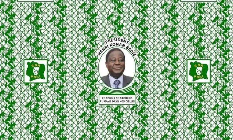 Image de Politique. L'organisation des obsèques de l'ancien président du PDCI-RDA, Henri Konan Bédié, prévues du lundi 20 mai au dimanche 2 juin 2024, se heurte à un problème inattendu : la vente parallèle d'uniformes funéraires. Cette pratique, qualifiée de frauduleuse, a suscité une vive réaction de la part des responsables du parti, notamment Traoré Adam-Kolia, président du Conseil régional de l'Iffou et président du comité d'organisation des obsèques à Daoukro. Réaction ferme du PDCI-RDA Lors d'une rencontre tenue le lundi 22 avril 2024, Traoré Adam-Kolia a exprimé son mécontentement face à cette situation et a déclaré que de telles pratiques allaient à l'encontre des directives du parti et de la famille de feu le président Bédié. Il a souligné que le président du PDCI-RDA, Tidjane Thiam, a donné des instructions fermes pour mettre fin à ces activités frauduleuses. Outre cette mise au point, Traoré Adam-Kolia a dévoilé le programme des obsèques à Daoukro, village natal de l'ancien président Bédié. Les cérémonies débuteront le dimanche 26 mai avec l'arrivée de la dépouille, suivie d'une veillée. Les condoléances seront ensuite présentées du lundi 27 au mercredi 30 mai, culminant avec des condoléances officielles le samedi 1er juin, avant l'inhumation dans la stricte intimité familiale. Appel à l'unité et à la courtoisie Pour garantir le bon déroulement de ces funérailles, Traoré Adam-Kolia a appelé à l'unité et à la courtoisie, insistant sur l'importance de présenter une image positive de Daoukro lors de cet événement national. Il a encouragé les habitants à mettre de côté les querelles intestines et à adopter un comportement respectueux envers tous les participants. En outre, Traoré Adam-Kolia a lancé un appel à la prudence, en particulier aux conducteurs de deux-roues, les exhortant à faire preuve de modération dans leur conduite avant, pendant et après les obsèques. Il a appelé la jeunesse à éviter l'excès de vitesse pour garantir la sécurité de tous. Les obsèques de Henri Konan Bédié représentent un moment de deuil national en Côte d'Ivoire. Le PDCI-RDA prend des mesures fermes contre les pratiques frauduleuses et mobilise les communautés locales pour honorer dignement la mémoire de leur ancien président. Mais au-delà de ces mesures, des questions subsistent quant aux raisons de la vente parallèle d'uniformes funéraires et aux défis auxquels le parti pourrait être confronté dans les jours à venir.