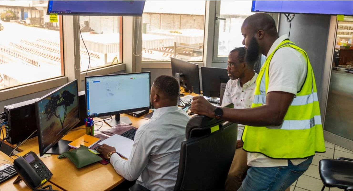 Image de Société. Abidjan Terminal, le premier terminal à conteneurs du port d'Abidjan, a récemment franchi une étape majeure dans son parcours technologique en déployant un nouveau module appelé Vessel Opération (VSOPE WEB). Cette innovation, conçue pour optimiser les opérations maritimes, promet de révolutionner l'efficacité opérationnelle du terminal, offrant ainsi des avantages tangibles à ses opérateurs et à ses clients. Une révolution dans la gestion des opérations portuaires Le VSOPE WEB, intégré au système d'exploitation portuaire TOS OSCAR (Terminal Operating System), représente une avancée significative dans la manière dont Abidjan Terminal gère ses opérations. Cette technologie de pointe offre une gamme étendue de fonctionnalités, permettant une gestion précise des opérations de chargement et de déchargement des navires, ainsi qu'un suivi en temps réel des mouvements de conteneurs sur le parc. Madoussou Dao, Business Process Manager chez AGL et leader du projet de déploiement du VSOPE WEB, souligne l'importance de cette innovation : "L'un des principaux avantages du nouveau VSOPE est sa capacité à améliorer la transparence et la visibilité tout au long de la chaîne logistique. Cette nouvelle technologie permettra au terminal de maîtriser de bout en bout nos processus opérationnels et de détecter les dysfonctionnements qui grèvent l'efficacité des opérations en vue de les corriger et de booster en définitive la productivité de la plateforme." Des bénéfices concrets pour tous les acteurs Cette solution innovante ne profitera pas seulement à Abidjan Terminal, mais également à l'ensemble des acteurs de la chaîne logistique. En offrant des informations en temps réel sur l'état et l'emplacement des conteneurs, la plateforme permettra aux clients de planifier leurs opérations de manière plus efficace, réduisant ainsi les temps d'attente et optimisant les flux de marchandises. Asta-Rosa Cissé, Directrice générale de Abidjan Terminal, exprime sa satisfaction quant à l'impact potentiel de cette innovation : "Nous sommes heureux de la mise en œuvre de ce nouveau module technologique qui nous permettra d'accroître significativement nos performances et de réduire les délais de passage de la marchandise au bénéfice des consommateurs. Cette innovation contribuera donc à Abidjan Terminal de continuer à jouer un rôle crucial dans le développement des échanges commerciaux en Côte d'Ivoire et dans la sous-région." L'implémentation de ce nouveau module s'inscrit dans le cadre de la stratégie de digitalisation d'Abidjan Terminal, renforçant ainsi sa position de plaque tournante logistique majeure de la place portuaire d'Abidjan. En tant que filiale d'Africa Global Logistics (AGL), Abidjan Terminal joue un rôle essentiel dans le rayonnement économique et social de la Côte d'Ivoire, et cette nouvelle technologie contribuera à consolider cette position. Quel impact la digitalisation des opérations portuaires peut-elle avoir sur le développement économique de la région ?