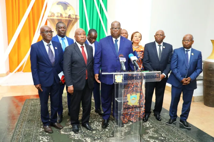 Image de Animaux. Le 23 avril 2024, devant les membres de la Commission recherche, science, technologie et environnement de l’Assemblée nationale de la Côte d'Ivoire, le ministre des Eaux et Forêts, Laurent Tchagba, a présenté deux projets de loi cruciaux pour la préservation de la faune du pays. Ces projets, adoptés à l'unanimité par les députés, visent à moderniser la gestion de la faune et à renforcer la protection des éléphants, emblèmes nationaux menacés par diverses pressions environnementales. Une Réforme Nécessaire : Abroger une Loi d'un Autre Âge Le premier projet de loi, relatif à la gestion de la faune, abroge la législation existante datant de 1965, considérée désormais comme obsolète. En effet, la loi n° 65-255 du 4 août 1965 sur la protection de la faune et l'exercice de la chasse ainsi que l'arrêté n° 03/SEPN du 20 février 1974 portant fermeture de la chasse, sont confrontés à des défis et à des réalités qui ont profondément évolué depuis leur promulgation. Le ministre Tchagba a souligné la nécessité de mettre à jour la définition de la faune pour inclure tous les groupes d'animaux sauvages et de moderniser les mécanismes de gestion pour mieux répondre aux enjeux actuels de conservation. Le deuxième projet de loi, axé sur la protection des éléphants, revêt une importance particulière étant donné le statut emblématique de ces animaux pour la Côte d'Ivoire. Laurent Tchagba a insisté sur le caractère crucial de ce projet, qui vise à soutenir les efforts déployés pour prévenir la disparition de l'éléphant de Côte d'Ivoire. Ce texte prévoit des mesures innovantes pour restaurer les habitats des éléphants, établir des sanctuaires pour leur protection, et introduire des sanctions pénales dissuasives pour dissuader les activités néfastes telles que le braconnage et la destruction de leur habitat. L'Éléphant, un Symbole National en Péril Laurent Tchagba a souligné l'importance symbolique de l'éléphant pour la Côte d'Ivoire et a exprimé son optimisme quant à la capacité du pays à inverser la tendance à la disparition de cette espèce emblématique. Il a comparé la nécessaire protection de l'éléphant à la résilience dont a fait preuve la Côte d'Ivoire dans d'autres domaines, comme le sport, en référence au succès de l'équipe nationale de football lors de la Coupe d'Afrique des Nations. En conclusion, l'adoption unanime de ces deux projets de loi marque un tournant significatif dans la politique de conservation de la faune en Côte d'Ivoire. Ces textes représentent une avancée majeure dans la modernisation des cadres juridiques et réglementaires liés à la protection de la faune sauvage, et témoignent de l'engagement du gouvernement ivoirien en faveur de la préservation de la biodiversité nationale. Reste à voir comment ces nouvelles lois seront mises en œuvre sur le terrain et quel impact elles auront sur la protection des espèces menacées, notamment l'éléphant, dans les années à venir. Quelles Mesures Supplémentaires pour Renforcer la Protection de la Faune en Côte d'Ivoire ?