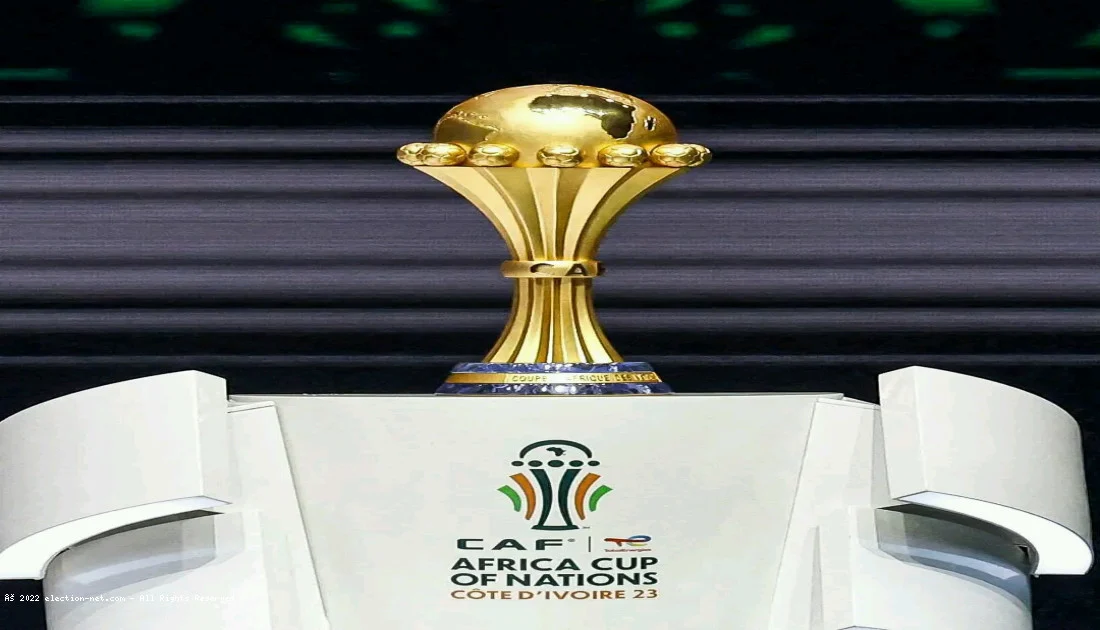 Image de Football. La Coupe d'Afrique des Nations, édition 2023, restera gravée dans les annales comme un événement majeur tant sur le plan sportif que financier. Selon le président de la Confédération Africaine de Football (CAF), Patrice Motsepe, le tournoi a généré un bénéfice record de 80 millions de dollars pour l'organisation. Cette performance financière exceptionnelle représente un bond significatif par rapport aux éditions précédentes, illustrant ainsi le succès retentissant de la CAN 2023. Une Organisation Couronnée de Succès Dans une interview accordée à France 24, Patrice Motsepe a souligné l'impact financier positif de la compétition : « On a gagné plus de 80 millions de dollars. C’est ça le bénéfice. Si on regarde les éditions précédentes, on a gagné à peu près 4 millions. Donc on est passé à 80 millions et une grande partie de cet argent va aux 54 pays pour développer le football ». Cette déclaration témoigne de la CAF de la transformation radicale de la rentabilité économique de la CAN, offrant ainsi des opportunités sans précédent pour le développement du football à travers le continent. La CAN 2023, qui s'est déroulée du 13 janvier au 11 février en Côte d'Ivoire, a été saluée comme l'une des meilleures éditions de l'histoire du tournoi. La qualité du football, l'organisation impeccable et l'engouement des supporters ont contribué à faire de cet événement un véritable triomphe. Patrice Motsepe a souligné l'importance de la qualité du jeu dans la réussite économique de la compétition : « La CAN 2023 en Côte d’Ivoire a été la plus rentable de l’histoire. Les chiffres parlent d’eux-mêmes. Mais ça ne peut être rentable que si la qualité du football africain est enthousiasmante ». Cette déclaration met en lumière le lien étroit entre l'excellence sportive et la viabilité économique des compétitions footballistiques. Un Héritage Positif pour la Côte d'Ivoire Depuis la fin du tournoi, les éloges pleuvent sur l'organisation exemplaire de la CAN 2023 par la Côte d'Ivoire. Pour la deuxième fois de son histoire, le pays a accueilli avec brio ce prestigieux événement continental. Les observateurs soulignent l'efficacité des infrastructures, la passion des supporters et la sécurité garantie tout au long du tournoi. Cette réussite contribue non seulement à renforcer la réputation de la Côte d'Ivoire en tant que destination sportive de premier plan, mais aussi à stimuler l'économie locale grâce aux retombées financières et touristiques générées par l'événement. Alors que la CAN 2023 laisse derrière elle un héritage positif, une question demeure : quelles initiatives seront prises pour consolider les progrès réalisés et assurer un avenir prometteur pour le football africain ? En s'appuyant sur le succès de cette édition historique, il est crucial pour les acteurs du football continental de continuer à investir dans le développement des infrastructures, la formation des joueurs et l'amélioration de la qualité du jeu. En mobilisant les ressources générées par la CAN, l'Afrique peut renforcer sa position sur la scène footballistique mondiale et offrir de nouvelles opportunités à une nouvelle génération de talents.