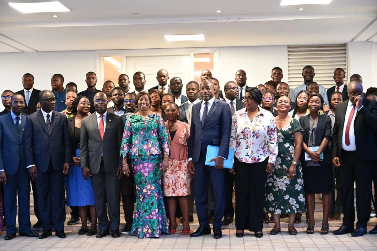 Image de Société. L'Institut de Formation Politique Amadou Gon Coulibaly (IFP-AGC) a récemment organisé une immersion au Sénat ivoirien, offrant ainsi à ses auditeurs une occasion précieuse de découvrir les rouages de la politique nationale. Sous la houlette de la présidente du Sénat, Mme Kandia Kamissoko Camara, cette journée fut marquée par des échanges enrichissants et une expérience pratique inestimable pour les futurs leaders politiques. La Parcours Inspirant de Kandia Camara Dans un discours empreint de sincérité et de conviction, Mme Kandia Camara a partagé les moments clés de son parcours politique, soulignant son engagement profond pour la justice. Remontant aux origines de son engagement, elle a évoqué son premier pas dans le monde politique lorsqu'elle a soutenu une amie pour la présidence du Meeci à Bouaké. Ce moment déterminant a jeté les bases d'une carrière marquée par des rôles de leadership au sein d'organisations telles que l'Association des Femmes Ivoiriennes (AFI) et le Syndicat National des Enseignants de Côte d'Ivoire (SYNECI). En tant que première présidente des femmes du Rassemblement des Républicains (RDR), Kandia Camara a ouvert la voie à une nouvelle génération de femmes politiques en Côte d'Ivoire. Elle a souligné l'importance des modèles dans sa propre trajectoire, citant des figures inspirantes telles que Léopoldine Koffi, Hortense Aka-Angui et Henriette Dagri Diabaté. Ces femmes remarquables ont été des sources d'inspiration et de guidance pour elle, façonnant son engagement politique et ses valeurs fondamentales. L'Appel à l'Audace et à la Loyauté Dans un message direct et percutant, Mme Kandia Camara a encouragé les auditeurs à saisir les opportunités avec audace et à cultiver des valeurs telles que l'amour du travail bien fait et la loyauté dans les relations. Elle a souligné l'importance de lutter contre l'injustice et de se battre pour la justice, appelant chacun à jouer un rôle actif dans la construction d'une société plus juste et équitable. Au cours de cette journée mémorable, les auditeurs ont eu l'opportunité unique de participer à une plénière avec les sénateurs, leur offrant ainsi une immersion directe dans les processus législatifs et délibératifs. Cette expérience pratique leur a permis de comprendre de manière tangible l'importance du dialogue et de la délibération dans la prise de décision au niveau gouvernemental. Une Immersion Complète dans l'Institution Sénatoriale La journée s'est conclue par une visite guidée des locaux du Sénat, permettant aux auditeurs de découvrir l'histoire et l'architecture de cette institution emblématique. Cette immersion complète dans les rouages de l'institution a certainement renforcé leur compréhension des mécanismes politiques et leur a offert une perspective unique sur le fonctionnement de la démocratie ivoirienne. Cet événement témoigne de l'engagement de l'IFP-AGC à former une nouvelle génération de leaders politiques conscients et responsables. En offrant aux auditeurs une expérience pratique et concrète, l'institut vise à compléter leur compréhension théorique des institutions républicaines. Cette journée au Sénat représente ainsi l'une des nombreuses initiatives pratiques de l'IFP-AGC pour former une nouvelle génération d'acteurs politiques compétents et engagés. Quelles autres expériences pratiques pourraient bénéficier aux futurs leaders politiques en Côte d'Ivoire ?