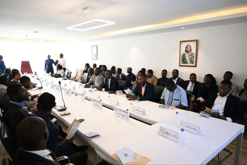 Deuxième Image de Société. L'Institut de Formation Politique Amadou Gon Coulibaly (IFP-AGC) a récemment organisé une immersion au Sénat ivoirien, offrant ainsi à ses auditeurs une occasion précieuse de découvrir les rouages de la politique nationale. Sous la houlette de la présidente du Sénat, Mme Kandia Kamissoko Camara, cette journée fut marquée par des échanges enrichissants et une expérience pratique inestimable pour les futurs leaders politiques. La Parcours Inspirant de Kandia Camara Dans un discours empreint de sincérité et de conviction, Mme Kandia Camara a partagé les moments clés de son parcours politique, soulignant son engagement profond pour la justice. Remontant aux origines de son engagement, elle a évoqué son premier pas dans le monde politique lorsqu'elle a soutenu une amie pour la présidence du Meeci à Bouaké. Ce moment déterminant a jeté les bases d'une carrière marquée par des rôles de leadership au sein d'organisations telles que l'Association des Femmes Ivoiriennes (AFI) et le Syndicat National des Enseignants de Côte d'Ivoire (SYNECI). En tant que première présidente des femmes du Rassemblement des Républicains (RDR), Kandia Camara a ouvert la voie à une nouvelle génération de femmes politiques en Côte d'Ivoire. Elle a souligné l'importance des modèles dans sa propre trajectoire, citant des figures inspirantes telles que Léopoldine Koffi, Hortense Aka-Angui et Henriette Dagri Diabaté. Ces femmes remarquables ont été des sources d'inspiration et de guidance pour elle, façonnant son engagement politique et ses valeurs fondamentales. L'Appel à l'Audace et à la Loyauté Dans un message direct et percutant, Mme Kandia Camara a encouragé les auditeurs à saisir les opportunités avec audace et à cultiver des valeurs telles que l'amour du travail bien fait et la loyauté dans les relations. Elle a souligné l'importance de lutter contre l'injustice et de se battre pour la justice, appelant chacun à jouer un rôle actif dans la construction d'une société plus juste et équitable. Au cours de cette journée mémorable, les auditeurs ont eu l'opportunité unique de participer à une plénière avec les sénateurs, leur offrant ainsi une immersion directe dans les processus législatifs et délibératifs. Cette expérience pratique leur a permis de comprendre de manière tangible l'importance du dialogue et de la délibération dans la prise de décision au niveau gouvernemental. Une Immersion Complète dans l'Institution Sénatoriale La journée s'est conclue par une visite guidée des locaux du Sénat, permettant aux auditeurs de découvrir l'histoire et l'architecture de cette institution emblématique. Cette immersion complète dans les rouages de l'institution a certainement renforcé leur compréhension des mécanismes politiques et leur a offert une perspective unique sur le fonctionnement de la démocratie ivoirienne. Cet événement témoigne de l'engagement de l'IFP-AGC à former une nouvelle génération de leaders politiques conscients et responsables. En offrant aux auditeurs une expérience pratique et concrète, l'institut vise à compléter leur compréhension théorique des institutions républicaines. Cette journée au Sénat représente ainsi l'une des nombreuses initiatives pratiques de l'IFP-AGC pour former une nouvelle génération d'acteurs politiques compétents et engagés. Quelles autres expériences pratiques pourraient bénéficier aux futurs leaders politiques en Côte d'Ivoire ?