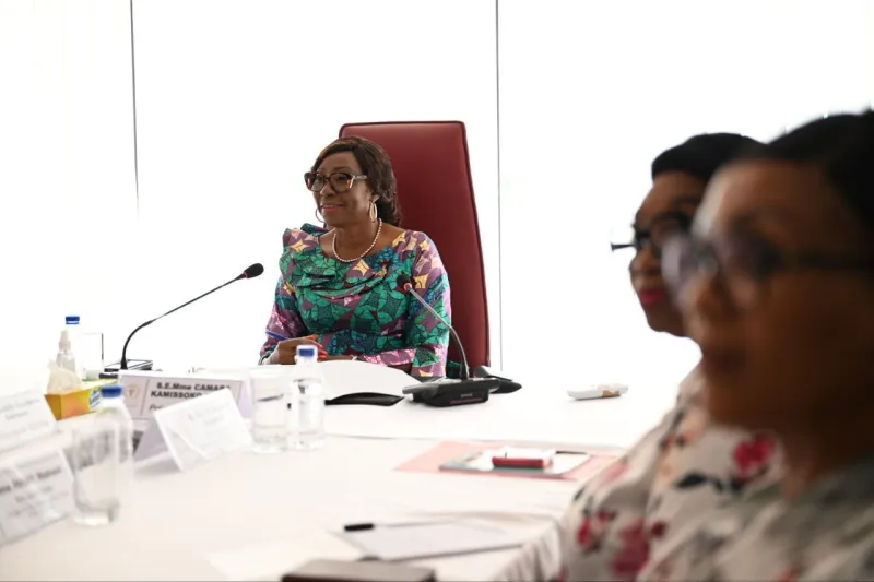 Troisième Image de Société. L'Institut de Formation Politique Amadou Gon Coulibaly (IFP-AGC) a récemment organisé une immersion au Sénat ivoirien, offrant ainsi à ses auditeurs une occasion précieuse de découvrir les rouages de la politique nationale. Sous la houlette de la présidente du Sénat, Mme Kandia Kamissoko Camara, cette journée fut marquée par des échanges enrichissants et une expérience pratique inestimable pour les futurs leaders politiques. La Parcours Inspirant de Kandia Camara Dans un discours empreint de sincérité et de conviction, Mme Kandia Camara a partagé les moments clés de son parcours politique, soulignant son engagement profond pour la justice. Remontant aux origines de son engagement, elle a évoqué son premier pas dans le monde politique lorsqu'elle a soutenu une amie pour la présidence du Meeci à Bouaké. Ce moment déterminant a jeté les bases d'une carrière marquée par des rôles de leadership au sein d'organisations telles que l'Association des Femmes Ivoiriennes (AFI) et le Syndicat National des Enseignants de Côte d'Ivoire (SYNECI). En tant que première présidente des femmes du Rassemblement des Républicains (RDR), Kandia Camara a ouvert la voie à une nouvelle génération de femmes politiques en Côte d'Ivoire. Elle a souligné l'importance des modèles dans sa propre trajectoire, citant des figures inspirantes telles que Léopoldine Koffi, Hortense Aka-Angui et Henriette Dagri Diabaté. Ces femmes remarquables ont été des sources d'inspiration et de guidance pour elle, façonnant son engagement politique et ses valeurs fondamentales. L'Appel à l'Audace et à la Loyauté Dans un message direct et percutant, Mme Kandia Camara a encouragé les auditeurs à saisir les opportunités avec audace et à cultiver des valeurs telles que l'amour du travail bien fait et la loyauté dans les relations. Elle a souligné l'importance de lutter contre l'injustice et de se battre pour la justice, appelant chacun à jouer un rôle actif dans la construction d'une société plus juste et équitable. Au cours de cette journée mémorable, les auditeurs ont eu l'opportunité unique de participer à une plénière avec les sénateurs, leur offrant ainsi une immersion directe dans les processus législatifs et délibératifs. Cette expérience pratique leur a permis de comprendre de manière tangible l'importance du dialogue et de la délibération dans la prise de décision au niveau gouvernemental. Une Immersion Complète dans l'Institution Sénatoriale La journée s'est conclue par une visite guidée des locaux du Sénat, permettant aux auditeurs de découvrir l'histoire et l'architecture de cette institution emblématique. Cette immersion complète dans les rouages de l'institution a certainement renforcé leur compréhension des mécanismes politiques et leur a offert une perspective unique sur le fonctionnement de la démocratie ivoirienne. Cet événement témoigne de l'engagement de l'IFP-AGC à former une nouvelle génération de leaders politiques conscients et responsables. En offrant aux auditeurs une expérience pratique et concrète, l'institut vise à compléter leur compréhension théorique des institutions républicaines. Cette journée au Sénat représente ainsi l'une des nombreuses initiatives pratiques de l'IFP-AGC pour former une nouvelle génération d'acteurs politiques compétents et engagés. Quelles autres expériences pratiques pourraient bénéficier aux futurs leaders politiques en Côte d'Ivoire ?