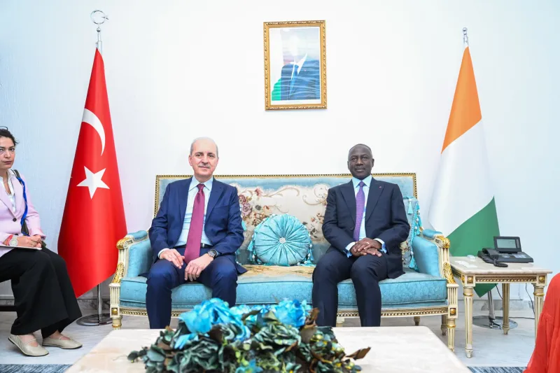 Image de Politique. Le président de l’Assemblée nationale de Côte d’Ivoire, Adama Bictogo, s'apprête à effectuer une visite importante en Türkiye, du 24 au 28 avril 2024. Cette visite, initiée à l'invitation de Numan Kurtulmus, président de la Grande Assemblée Nationale turque, revêt une importance capitale pour le renforcement des relations diplomatiques et parlementaires entre les deux pays. Une Mission Diplomatique et de Coopération À la tête d'une délégation de parlementaires ivoiriens, Adama Bictogo s'engage dans une série de rencontres bilatérales visant à approfondir les liens entre la Côte d'Ivoire et la Turquie. La visite prévoit des discussions avec les plus hautes autorités politiques turques, marquant ainsi une volonté commune de renforcer la coopération parlementaire entre les deux nations. Lors de son séjour à Ankara, la capitale turque, Adama Bictogo aura l'occasion de rencontrer les membres du groupe d'amitié interparlementaire Türkiye-Côte d'Ivoire, ainsi que plusieurs membres du gouvernement turc, dont le Ministre du Commerce, Prof. Ömer Bolat, et le Ministre de l'Énergie et des Ressources, Alparslan Bayraktar. Une étape cruciale de cette visite sera la rencontre avec Numan Kurtulmus, président de la Grande Assemblée nationale turque, et une audience avec Recep Tayyip Erdoğan, le président de la République de Türkiye. Cette série de rencontres devrait aboutir à la signature d'un mémorandum d'entente, symbolisant l'engagement des deux pays à renforcer leurs relations parlementaires. Intensification des Relations Économiques La visite d'Adama Bictogo en Turquie intervient dans un contexte où les relations économiques entre la Côte d'Ivoire et la Turquie sont en pleine expansion. En 2023, la Turquie s'est classée comme le deuxième pays étranger ayant investi le plus en Côte d'Ivoire, avec une part de 7%. Les investissements turcs se concentrent principalement dans le secteur de la logistique et des plateformes, contribuant ainsi à la croissance économique et au développement infrastructurel du pays. La délégation accompagnant le président de l'Assemblée nationale, Adama Bictogo, est composée de personnalités politiques éminentes, dont le Vice-président Diawara Mamadou, ainsi que des députés Mabri Toikeusse Albert, Traoré Adjaratou épouse Coulibaly, et Ehouo Jacques Gabriel. Chacun de ces membres apporte une expertise spécifique, couvrant un large éventail de domaines allant des relations extérieures à la recherche scientifique, en passant par les affaires générales et institutionnelles. La visite d'Adama Bictogo en Türkiye marque un pas de plus vers le renforcement des relations diplomatiques, économiques et parlementaires entre la Côte d'Ivoire et la Turquie. À l'heure où la coopération internationale revêt une importance capitale pour le développement des nations, cette visite témoigne de l'engagement des deux pays à travailler ensemble pour relever les défis communs et saisir les opportunités de croissance.