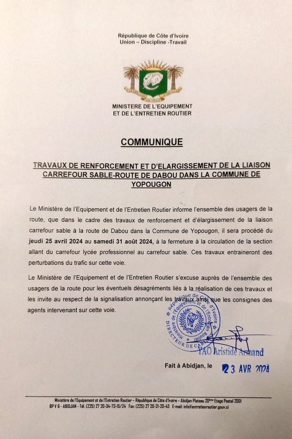 Image de Société. Le Ministère de l'Equipement et de l'Entretien Routier a annoncé une fermeture temporaire de la voie reliant le carrefour du Lycée Professionnel à celui du Sable, dans la Commune de Yopougon, à compter du jeudi 25 avril 2024 jusqu'au samedi 31 août 2024. Une Décision Impactante Cette décision vise à permettre la réalisation de travaux de renforcement et d'élargissement de la liaison entre le carrefour du Sable et la route de Dabou. Selon le communiqué officiel du ministère, ces travaux s'inscrivent dans le cadre d'un projet plus large visant à améliorer l'infrastructure routière de la région. Ils nécessiteront donc la fermeture temporaire de cette section de la route, ce qui entraînera inévitablement des perturbations de la circulation dans la zone concernée. La voie concernée par les travaux est particulièrement importante. Yopougon, avec une population dépassant le million et demi d'habitants en 2021, est la plus grande commune d'Abidjan et de la Côte d'Ivoire. Connue pour son dynamisme et son caractère populaire, elle constitue un pôle résidentiel et industriel majeur de la capitale économique ivoirienne. Cette décision de fermeture de la voie entre le carrefour du Lycée Professionnel et celui du Sable aura donc un impact significatif sur la vie quotidienne des habitants de la commune et des travailleurs qui empruntent cet axe pour se rendre dans d'autres quartiers d'Abidjan, notamment Cocody, le Plateau et Adjamé. Importance de la Voie Cette route est en effet un lien vital vers l'autoroute du Nord pour de nombreux résidents et travailleurs de la région. Les autorités compétentes encouragent les usagers de la route à faire preuve de patience et de compréhension pendant la durée des travaux. Des itinéraires alternatifs seront mis en place pour faciliter la circulation et minimiser les perturbations autant que possible. La fermeture temporaire de cette voie majeure à Yopougon souligne l'importance des investissements dans les infrastructures routières pour répondre aux besoins croissants d'une population en expansion. Bien que les perturbations de la circulation puissent être une source de frustration pour les résidents et les travailleurs, ces travaux sont nécessaires pour garantir la sécurité et la fluidité du trafic à long terme. Alors que les autorités s'efforcent de moderniser les infrastructures, les citoyens sont encouragés à coopérer et à faire preuve de patience pour le bien-être et le développement de la communauté dans son ensemble. Quelles autres mesures pourraient être prises pour atténuer l'impact des fermetures temporaires de routes sur la vie quotidienne des citoyens à Yopougon et dans d'autres régions urbaines d'Abidjan ?