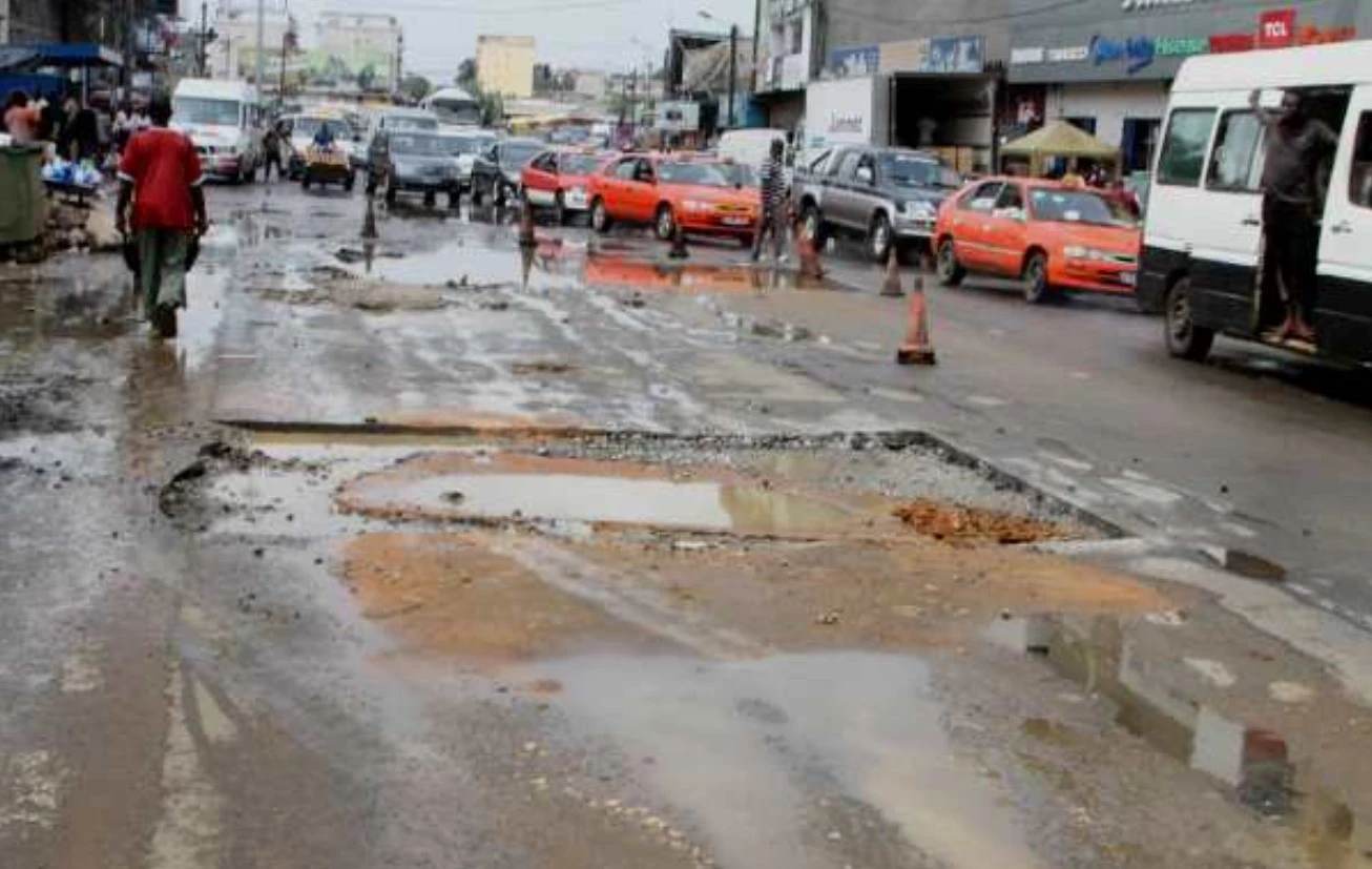 Deuxième Image de Société. Le Ministère de l'Equipement et de l'Entretien Routier a annoncé une fermeture temporaire de la voie reliant le carrefour du Lycée Professionnel à celui du Sable, dans la Commune de Yopougon, à compter du jeudi 25 avril 2024 jusqu'au samedi 31 août 2024. Une Décision Impactante Cette décision vise à permettre la réalisation de travaux de renforcement et d'élargissement de la liaison entre le carrefour du Sable et la route de Dabou. Selon le communiqué officiel du ministère, ces travaux s'inscrivent dans le cadre d'un projet plus large visant à améliorer l'infrastructure routière de la région. Ils nécessiteront donc la fermeture temporaire de cette section de la route, ce qui entraînera inévitablement des perturbations de la circulation dans la zone concernée. La voie concernée par les travaux est particulièrement importante. Yopougon, avec une population dépassant le million et demi d'habitants en 2021, est la plus grande commune d'Abidjan et de la Côte d'Ivoire. Connue pour son dynamisme et son caractère populaire, elle constitue un pôle résidentiel et industriel majeur de la capitale économique ivoirienne. Cette décision de fermeture de la voie entre le carrefour du Lycée Professionnel et celui du Sable aura donc un impact significatif sur la vie quotidienne des habitants de la commune et des travailleurs qui empruntent cet axe pour se rendre dans d'autres quartiers d'Abidjan, notamment Cocody, le Plateau et Adjamé. Importance de la Voie Cette route est en effet un lien vital vers l'autoroute du Nord pour de nombreux résidents et travailleurs de la région. Les autorités compétentes encouragent les usagers de la route à faire preuve de patience et de compréhension pendant la durée des travaux. Des itinéraires alternatifs seront mis en place pour faciliter la circulation et minimiser les perturbations autant que possible. La fermeture temporaire de cette voie majeure à Yopougon souligne l'importance des investissements dans les infrastructures routières pour répondre aux besoins croissants d'une population en expansion. Bien que les perturbations de la circulation puissent être une source de frustration pour les résidents et les travailleurs, ces travaux sont nécessaires pour garantir la sécurité et la fluidité du trafic à long terme. Alors que les autorités s'efforcent de moderniser les infrastructures, les citoyens sont encouragés à coopérer et à faire preuve de patience pour le bien-être et le développement de la communauté dans son ensemble. Quelles autres mesures pourraient être prises pour atténuer l'impact des fermetures temporaires de routes sur la vie quotidienne des citoyens à Yopougon et dans d'autres régions urbaines d'Abidjan ?