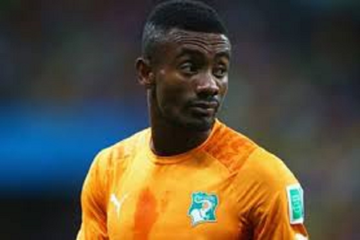 Image de Football. Né le 5 août 1985 à Oumé, en Côte d'Ivoire, Salomon Armand Magloire Kalou incarne bien plus qu'un simple footballeur international. Sa trajectoire, marquée par le dévouement sur le terrain et l'engagement hors du terrain, témoigne d'une détermination à toute épreuve. Une Dynastie Familiale Salomon Kalou émerge d'une lignée de talents sportifs. Cadet de Bonaventure Kalou, icône du football ivoirien ayant évolué notamment à l'AJ Auxerre et au Paris Saint-Germain, et d'Oscar Michel Kalou, il est imprégné dès son enfance par la passion du jeu et l'ambition de marquer l'histoire du football. Au-delà de ses exploits sur le terrain, Salomon Kalou se distingue par son engagement humanitaire. En qualité de président-fondateur de la Fondation Kalou, il pose des actes concrets pour l'amélioration des conditions de vie en Côte d'Ivoire. En 2013, son initiative aboutit à la construction du premier centre décentralisé d'hémodialyse publique, adressant ainsi un besoin crucial dans son pays. Sa fondation, parmi les plus actives du pays, s'illustre notamment dans la lutte contre l'insuffisance rénale chronique et la protection de la petite enfance. Le Parcours d'un Champion : Entre Rêves et Réalités Le 30 mai 2006, l'histoire de Salomon Kalou bascule lorsqu'il rejoint les rangs du prestigieux Chelsea FC. Sous les feux des projecteurs de Stamford Bridge, Kalou s'épanouit rapidement, marquant son territoire aux côtés de légendes telles que Michael Ballack et Didier Drogba. Ses débuts prometteurs préfigurent une carrière florissante. Son périple le conduit ensuite au LOSC Lille, où il inscrit son nom dans l'histoire du club en devenant un maître du but. Ses prouesses sur le terrain sont saluées, son talent indéniable. Malgré les hauts et les bas, Kalou poursuit sa quête de l'excellence, laissant une empreinte indélébile sur chaque équipe qu'il rejoint. Au gré des transferts, Salomon Kalou explore de nouveaux horizons, s'adaptant avec agilité à chaque défi. Du Hertha Berlin à Botafogo, jusqu'à son récent engagement avec l'AS Arta/Solar7, il incarne la persévérance et la résilience d'un véritable compétiteur. Le parcours international de Salomon Kalou est jalonné d'épreuves et de triomphes. De ses premiers pas sous le maillot ivoirien à sa participation à la Coupe du monde 2014, il incarne l'esprit indomptable des Éléphants, portant haut les couleurs de son pays sur la scène mondiale. Un Palmarès Éblouissant : Salomon Kalou sous les Feux de la Gloire Salomon Kalou s'est taillé une place de choix dans l'histoire de Chelsea FC, contribuant à plusieurs des plus grands succès du club. Sa victoire en Ligue des champions en 2012 reste gravée dans les mémoires, une nuit où Kalou et ses coéquipiers ont écrit une page d'or dans l'histoire du football anglais. Champion d'Angleterre en 2010, il a également joué un rôle essentiel dans les triomphes en Coupe d'Angleterre en 2007, 2009, 2010 et 2012, ainsi que dans la League Cup en 2007. Sa finale de la Ligue des champions en 2008 témoigne de son parcours exceptionnel avec les Blues, une étape où la victoire lui a échappé de justesse, mais où son talent a brillé de mille feux. La Consécration Internationale avec la Côte d'Ivoire Sous le maillot de la Côte d'Ivoire, Salomon Kalou a également goûté aux joies de la victoire. En 2015, il soulève le trophée de la Coupe d'Afrique des nations, marquant ainsi un chapitre mémorable dans l'histoire du football ivoirien. Sa finale de la Coupe d'Afrique des nations en 2012 témoigne de son engagement sans faille au service de son pays, malgré la défaite finale. Ces succès internationaux ont solidifié sa réputation en tant que l'un des meilleurs joueurs africains de sa génération. Reconnaissance Personnelle et Professionnelle Salomon Kalou a également été honoré individuellement pour ses performances exceptionnelles sur le terrain. Couronné meilleur espoir du Championnat des Pays-Bas en 2005, il a également remporté le titre de meilleur espoir africain de l'année en 2008. Ses distinctions personnelles dans le championnat français, avec les trophées du joueur du mois UNFP de Ligue 1 en avril 2013 et décembre 2013, attestent de son influence constante sur la scène internationale. Ces récompenses sont le reflet de sa détermination et de son dévouement à exceller, aussi bien individuellement que collectivement. À travers les éliminatoires de la Coupe d'Afrique des nations et les joutes internationales, Salomon Kalou se forge un palmares immortel. Champion d'Afrique en 2015, il inscrit son nom en lettres d'or dans les annales du football ivoirien, laissant derrière lui un héritage de détermination et de fierté. Salomon Kalou, tel un phare dans la nuit, illumine le chemin de toute une génération. Mais au-delà des stades et des trophées, quelle sera sa prochaine étape ? Comment envisage-t-il de continuer à impacter positivement le monde qui l'entoure ? Ses actions sur le terrain humanitaire éclairent-elles un chemin vers un engagement politique ou social ? Seul l'avenir nous réserve les réponses à ces questions, mais une chose est sûre : l'héritage de Salomon Kalou perdurera bien au-delà des terrains de football. Instagram Officiel : TikTok Officiel : Twitter Officiel :