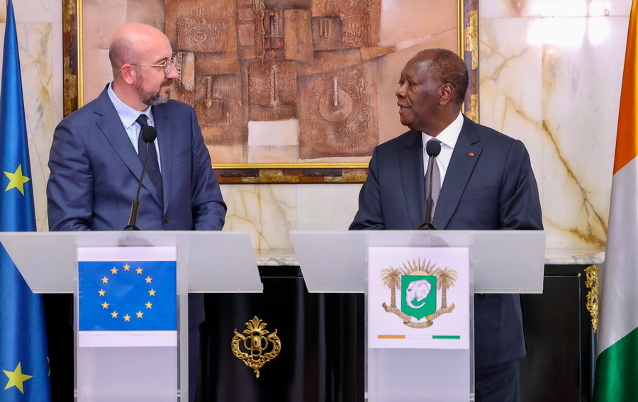 Image de Politique. Le président du Conseil européen, Charles Michel, a récemment annoncé à Abidjan un nouvel engagement de l'Union européenne en faveur de la Côte d'Ivoire dans sa lutte contre le terrorisme. Cette initiative, dévoilée lors d'une rencontre avec le président ivoirien Alassane Ouattara, vise à renforcer les capacités sécuritaires du pays face à la menace terroriste grandissante dans la région. Renforcement des moyens de lutte Charles Michel a souligné l'importance de cette aide supplémentaire qui devrait être formellement validée la semaine prochaine par les États membres de l'Union européenne. Les fonds ainsi mobilisés permettront à la Côte d'Ivoire d'acquérir du matériel de pointe spécifiquement destiné à la lutte antiterroriste. Parmi les équipements évoqués, on retrouve des drones, des véhicules spécialisés, ainsi que des outils de collecte de renseignements. Cette décision s'inscrit dans le cadre d'une approche proactive de l'Union européenne vis-à-vis de la sécurité régionale en Afrique de l'Ouest. En soutenant la Côte d'Ivoire dans son combat contre le terrorisme, l'UE témoigne de sa volonté de prévenir toute résurgence des groupes extrémistes dans la région. Un enjeu régional majeur Si la Côte d'Ivoire n'a pas été directement touchée par des attaques terroristes depuis 2021, sa proximité géographique avec des zones de conflit telles que le Mali et le Burkina Faso suscite légitimement des inquiétudes. En effet, ces pays voisins sont le théâtre d'opérations jihadistes perpétrées par des groupes affiliés à des organisations telles qu'Al-Qaïda et l'État islamique. L'Afrique de l'Ouest, en particulier la bande sahélienne, est devenue une région particulièrement vulnérable à l'expansion de ces groupes terroristes. Les répercussions de cette instabilité dépassent largement les frontières nationales, affectant également les pays du Golfe de Guinée. Le Togo et le Bénin ont eux aussi été témoins d'attaques jihadistes récurrentes, soulignant ainsi la nécessité d'une réponse coordonnée et solidaire à l'échelle régionale. Un partenariat stratégique La visite de Charles Michel en Afrique de l'Ouest revêt une importance significative dans le renforcement des liens entre l'Union européenne et les États de la région. En mettant l'accent sur la coopération sécuritaire, l'UE démontre sa volonté de soutenir activement les efforts des pays africains dans la lutte contre le terrorisme. Au-delà de l'aide matérielle, ce partenariat stratégique vise également à renforcer les capacités opérationnelles des forces de sécurité locales et à promouvoir des initiatives de prévention et de déradicalisation. Il s'agit d'une approche globale et durable, qui reconnaît l'importance d'une réponse à la fois sécuritaire, politique et sociale pour contrer efficacement la menace terroriste. Perspectives d'avenir Alors que l'Union européenne intensifie son engagement en Afrique de l'Ouest, de nombreuses questions subsistent quant à l'efficacité des mesures prises et à leur impact à long terme. Comment les États de la région peuvent-ils mieux coordonner leurs actions pour faire face à cette menace commune ? Quelles stratégies peuvent être mises en œuvre pour prévenir la radicalisation et promouvoir la stabilité régionale ? La lutte contre le terrorisme en Afrique de l'Ouest reste un défi complexe qui nécessite une réponse collective et concertée. En fournissant un soutien accru à des pays comme la Côte d'Ivoire, l'Union européenne affirme sa détermination à contribuer à la sécurité et à la stabilité de la région. Toutefois, le chemin à parcourir est encore long, et la vigilance demeure de mise face à une menace qui continue d'évoluer.