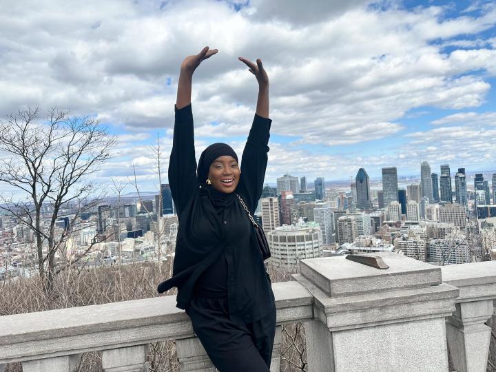 Image de TV/Films/Séries. Konnie Touré, figure emblématique de la scène médiatique ivoirienne, s'est récemment distinguée en tant que Marraine de la 40ème édition du Festival International de Cinéma Vues d’Afrique à Montréal. Lors d'un entretien exclusif accordé à L'Intelligent d’Abidjan, elle partage ses réflexions sur cette nomination, sa carrière dans le cinéma et ses projets à venir. Un honneur inattendu Interrogée sur sa nomination en tant que Marraine de cet événement prestigieux, Konnie Touré exprime sa gratitude et son étonnement. Elle reconnaît l'importance de cet honneur, soulignant le rôle majeur que joue le Festival Vues d'Afrique dans la promotion du cinéma africain à l'échelle internationale. Son engagement en tant que Marraine a été marqué par sa volonté de contribuer au rayonnement médiatique de cette édition spéciale. Au-delà de son rôle de Marraine, Konnie Touré évoque son parcours dans le monde du cinéma. Débutant comme actrice dans des séries télévisées, elle raconte comment sa passion pour le cinéma est née de circonstances particulières. Désormais, elle se prépare à jouer le rôle principal dans une nouvelle série, tout en travaillant sur la saison 2 de sa propre production, intitulée "Une femme à marier". Cette diversification de ses activités témoigne de son ambition grandissante dans le domaine cinématographique. Une voix pour les femmes et les jeunes Konnie Touré, tout en étant consciente de son influence en tant que personnalité médiatique, refuse de se considérer comme une ambassadrice ou un modèle. Pourtant, elle admet que ses choix de vie peuvent inspirer les plus jeunes, en particulier les femmes et les jeunes musulmans. Malgré cette responsabilité, elle reste fidèle à sa vision et poursuit son travail avec détermination. En cette année marquée par des succès dans divers domaines, Konnie Touré exprime sa fierté pour son pays. Entre les réalisations culturelles telles que le MASA et le FEMUA, et les exploits sportifs comme la victoire en Coupe d'Afrique des Nations, la Côte d'Ivoire brille sur la scène internationale. Konnie Touré souhaite que cette dynamique de réussite perdure et s'étende à d'autres secteurs. Un nouveau rôle : de l'interviewée à l'intervieweuse Habituellement aux commandes des interviews, Konnie Touré se retrouve cette fois-ci de l'autre côté du micro. Bien qu'elle soit familière avec cet exercice, elle avoue accorder peu d'interviews, préférant laisser son travail parler pour elle. Cependant, cette inversion des rôles lui offre une perspective nouvelle sur son métier et lui permet de partager son expérience avec le public. Alors que Konnie Touré continue d'évoluer dans le monde du cinéma et des médias, une question demeure : quelle sera sa prochaine étape ? Avec son engagement passionné et son ambition débordante, elle semble prête à relever de nouveaux défis et à marquer davantage de son empreinte sur la scène médiatique ivoirienne et internationale.