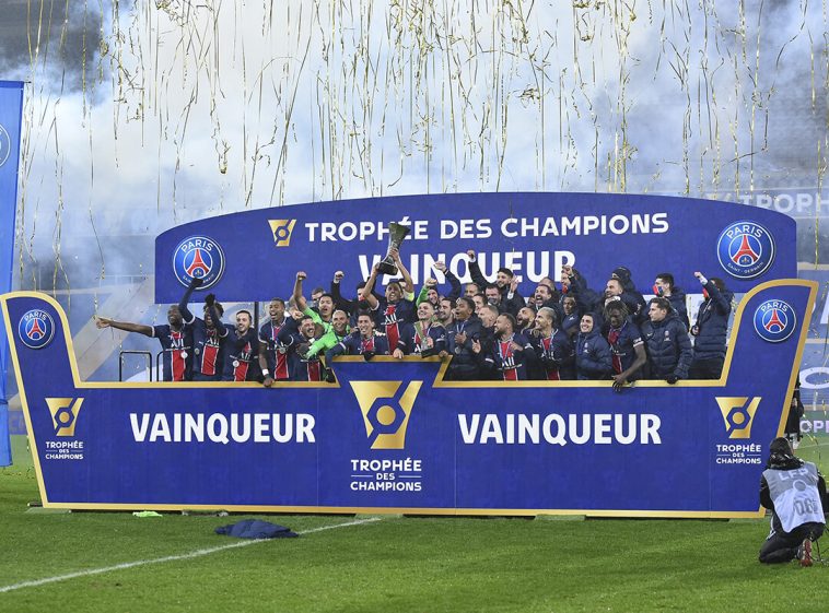 Image de Football. La quête d'une nation pour accueillir le Trophée des Champions 2024, un événement footballistique de renom, est en cours. La Ligue Professionnelle de Football de France (LFP) reçoit déjà plusieurs candidatures enthousiastes. Après la République démocratique du Congo, c'est au tour de la Côte d'Ivoire de déposer officiellement sa candidature. Un signal fort après le succès de la CAN 2023 Selon les informations relayées par le journaliste Malick Traoré de la NCI, la Côte d'Ivoire aspire à organiser le Trophée des Champions à Abidjan, en août prochain. Cette proposition soulève un grand intérêt, car si elle est retenue par la LFP, le Stade Alassane Ouattara d’Ebimpe deviendrait le théâtre de ce duel épique entre le vainqueur du championnat de France et le vainqueur de la coupe de France. La candidature de la Côte d'Ivoire pour le Trophée des Champions 2024 vient après le succès retentissant de l'organisation de la Coupe d'Afrique des Nations (CAN) en 2023. L'événement a marqué les esprits, offrant une vitrine mondiale à la nation ivoirienne et démontrant sa capacité à organiser des compétitions sportives de haut niveau. La CAN 2023 a été saluée pour son organisation sans faille, ses infrastructures de qualité et l'engouement passionné des supporters. Forte de cette expérience réussie, la Côte d'Ivoire se positionne désormais comme un acteur majeur dans le paysage sportif international, prête à accueillir de nouveaux événements prestigieux. Une opportunité de rayonnement et de développement L'organisation du Trophée des Champions 2024 représente une opportunité exceptionnelle pour la Côte d'Ivoire. Au-delà de l'aspect sportif, cet événement offre une vitrine internationale, permettant de promouvoir le pays sous un jour positif et attractif. En attirant l'attention des médias du monde entier, la Côte d'Ivoire aura l'occasion de mettre en avant ses atouts touristiques, culturels et économiques, renforçant ainsi son image sur la scène internationale. De plus, l'organisation d'un événement de cette envergure stimulerait l'économie locale, en créant des opportunités d'emploi et en dynamisant les secteurs du tourisme et de l'hôtellerie. Un défi logistique et organisationnel à relever Malgré les nombreux avantages, l'organisation du Trophée des Champions 2024 représente également un défi logistique et organisationnel de taille. La préparation et la coordination de cet événement exigent une planification minutieuse, une infrastructure adéquate et une gestion efficace des ressources humaines et matérielles. La Côte d'Ivoire devra mobiliser ses ressources pour garantir le bon déroulement de l'événement, en veillant à ce que toutes les installations sportives et les infrastructures connexes répondent aux normes internationales. De plus, la sécurité des participants et des spectateurs devra être assurée, avec des mesures de sécurité rigoureuses mises en place pour prévenir tout incident. Une décision à venir : Quel avenir pour le Trophée des Champions 2024 ? Alors que la Côte d'Ivoire aspire à accueillir le Trophée des Champions 2024, la décision finale appartient à la Ligue Professionnelle de Football de France. Cette dernière devra évaluer les différentes candidatures et prendre en compte divers facteurs tels que l'expérience passée en matière d'organisation d'événements sportifs, les infrastructures disponibles et la capacité logistique. Dans l'attente de cette décision, l'enthousiasme est palpable en Côte d'Ivoire, où l'espoir de voir le Trophée des Champions briller sous les projecteurs nationaux est à son comble. Mais quelle que soit l'issue, la candidature même témoigne de l'ambition et de la détermination de la Côte d'Ivoire à jouer un rôle de premier plan sur la scène sportive mondiale.