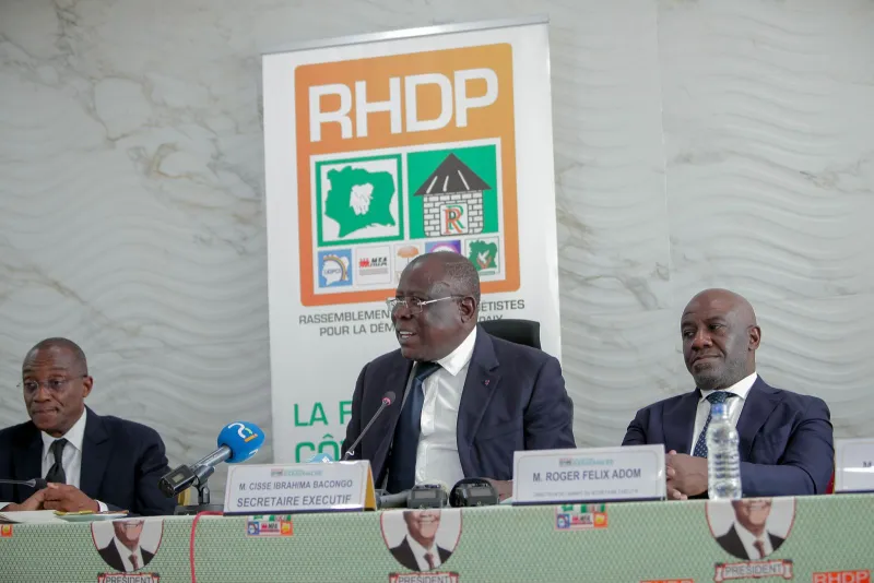 Deuxième Image de Politique. Le Secrétaire exécutif du Rassemblement des houphouetistes pour la démocratie et la paix (RHDP), Cissé Ibrahima Bacongo, a organisé une conférence de presse ce jeudi 25 avril 2024 au siège du parti, Rue Lepic à Cocody. L'objectif de cette rencontre avec les médias était de commenter l'actualité, notamment la candidature annoncée de Laurent Gbagbo à la prochaine élection présidentielle. La position de Cissé Bacongo Cissé Ibrahima Bacongo, représentant le RHDP, a saisi l'occasion de cette conférence pour exprimer son désaccord concernant la candidature de Laurent Gbagbo. Selon lui, cette candidature est contestable juridiquement. Il a souligné que, conformément à la législation en vigueur, le Conseil constitutionnel est l'instance habilitée à valider les candidatures présidentielles. Ainsi, il a tenu à préciser que le RHDP ne prendra pas position sur l'éligibilité des candidats avant une décision formelle du Conseil constitutionnel. Bacongo a vivement critiqué le bilan de Laurent Gbagbo à la tête du pays, qualifiant sa présence au pouvoir de "pire erreur de l'histoire de la Côte d'Ivoire". Il a souligné que son mandat a été marqué par des périodes sombres de violence, de troubles socio-économiques et de dégradation des droits de l'homme. Selon lui, l'administration Gbagbo a été inefficace et irresponsable dans la gestion des affaires nationales. Les accusations de Bacongo contre Gbagbo Le Secrétaire exécutif du RHDP n'a pas mâché ses mots envers Laurent Gbagbo, l'accusant de mauvaise gestion, voire de haute trahison. Il a affirmé que Gbagbo avait été élu par défaut et qu'il n'avait aucune expérience préalable en matière de gouvernance. Bacongo a également remis en question l'intégrité de Gbagbo en tant que chef d'État, l'accusant de ne pas avoir assuré la sécurité des citoyens et d'avoir mis en péril l'unité nationale. Malgré ses critiques acerbes, Bacongo a exprimé de la compassion pour Gbagbo, affirmant qu'il avait l'impression que l'ancien président vivait dans un monde illusoire. Il a suggéré que Gbagbo devrait se retirer de la politique active et accepter la réalité changeante du pays. Selon Bacongo, la place de Gbagbo serait plutôt dans l'opposition politique, loin des affaires gouvernementales. Réactions au discours de Bacongo Les déclarations de Bacongo ont suscité des réactions diverses parmi les militants du RHDP et de l'opposition. Certains ont salué ses propos francs et directs, tandis que d'autres les ont critiqués comme étant partisans et motivés politiquement. Néanmoins, Bacongo a maintenu sa position avec fermeté, affirmant que son objectif était de défendre les intérêts du pays et de garantir la stabilité politique et sociale. La conférence de presse de Cissé Ibrahima Bacongo a mis en lumière les tensions politiques persistantes en Côte d'Ivoire, en particulier en vue des prochaines élections présidentielles. Les opinions divergentes sur la candidature de Laurent Gbagbo reflètent les divisions profondes au sein de la société ivoirienne. Il reste à voir comment ces tensions seront résolues et quel impact elles auront sur l'avenir politique du pays. La question demeure : quel sera le chemin emprunté par la Côte d'Ivoire pour parvenir à une véritable réconciliation nationale et à une stabilité politique durable ?