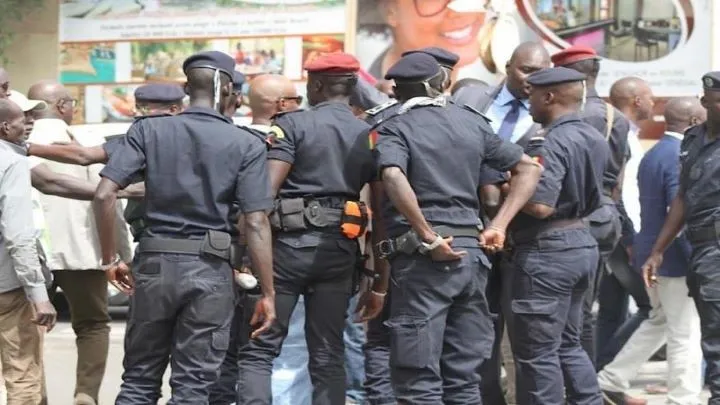 Image de Faits Divers. Une procédure judiciaire a été entamée à l'encontre de deux sous-officiers fraîchement diplômés de l'école de Police d'Abidjan et d'un individu se présentant comme radié de l'école militaire. Les deux sous-officiers de la Police nationale, K.I.F. Stéphane (36 ans) et K.D. Baba (22 ans), issus de la dernière promotion des élèves de l'école de Police d'Abidjan, ainsi que T. Soualio (21 ans), se disant radié de l'école militaire, ont été appréhendés le lundi 22 avril 2024 et remis au commissariat de Police du 18ème arrondissement de la Riviera. Une imposture policière pour des extorsions Deux sous-officiers et un militaire exclu impliqués sont accusés de mener des extorsions de fonds en se faisant passer pour des policiers en service. Ils auraient recours à divers subterfuges pour aborder leurs victimes, telles que l'utilisation de brassards de police et de menottes, afin de donner du crédit à leur imposture. Sous couvert de l'autorité qu'ils prétendent détenir, ils ciblent des personnes qu'ils accusent de consommer de la drogue, les contraignant ainsi à leur remettre de l'argent pour éviter d'être conduites au commissariat. Leur mode opératoire a été mis en lumière lors d'un incident survenu le vendredi 19 avril 2024 à Akouedo Attié, dans la commune de Cocody. Là, ils ont abordé deux passants, les ont contraints à des exercices physiques humiliants, puis leur ont dérobé de l'argent et un téléphone portable. Pire encore, ils ont exigé une somme de 50 000 FCFA pour la restitution du téléphone, menaçant de les dénoncer comme consommateurs de drogue en cas de refus. Leur appétit pour les gains faciles ne s'arrête pas là. Le lundi suivant, le 21 avril 2024, ils s'en sont pris à un capitaine de police à la retraite, croyant avoir trouvé une nouvelle victime. Cependant, leur ruse a été mise à mal lorsque ce dernier, accompagné d'un colonel de gendarmerie également retraité, a su retourner la situation en sa faveur et les a arrêtés. Des aveux accablants Confrontés à la réalité, les trois suspects ont admis leur culpabilité lors de leur interrogatoire. Ils ont reconnu leurs victimes et tenté de justifier leurs actes en prétendant avoir agi en légitime défense ou avoir reçu les biens volés comme des dons. Malgré leurs tentatives de justification, leur implication dans ces actes criminels semble évidente. Cette affaire soulève des interrogations profondes sur l'intégrité et l'éthique au sein des forces de l'ordre. Comment des individus fraîchement diplômés de l'école de Police ont-ils pu dévier de leur mission de protection des citoyens pour s'adonner à des activités criminelles ? Quelles mesures peuvent être prises pour renforcer la vigilance et la responsabilité au sein des institutions policières afin d'éviter de telles dérives à l'avenir ? La lutte contre la corruption et le respect des valeurs éthiques et morales demeurent des défis majeurs pour les forces de l'ordre et pour la société dans son ensemble.