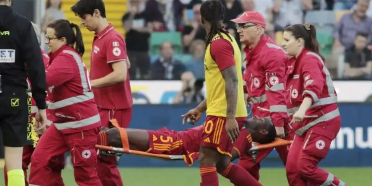 Image de Football. Treize jours après l'incident tragique qui a vu le défenseur ivoirien Evan Ndicka s'effondrer sur le terrain, une nouvelle lumière éclaire son chemin. Les médecins ont émis un verdict encourageant : le joueur de l'AS Roma est autorisé à reprendre une activité physique. Un Revirement Prometteur La saga d'Evan Ndicka a pris un tournant optimiste alors que les experts médicaux ont confirmé que le joueur peut maintenant reprendre l'entraînement. Son effondrement lors du match de la 32e journée de Serie A a semé l'inquiétude, mais de nouveaux tests ont dissipé les craintes liées à des problèmes cardiaques. Selon les informations diffusées par l'AS Roma, "Evan Ndicka a subi une série d'examens cardiologiques et pulmonaires de troisième niveau au centre médical Villa Stuart de la FIFA. Les tests ont confirmé l'absence de pathologies cardiaques et la guérison du pneumothorax minime survenu lors du match à Udinese". Cette déclaration officielle apporte un soulagement bienvenu aux fans du joueur et à la communauté sportive dans son ensemble. Retour en Vue La perspective de voir Evan Ndicka retourner sur le terrain suscite une vague d'optimisme, à la fois au sein de l'AS Roma et de l'équipe nationale ivoirienne. Alors que la saison approche de sa conclusion, le retour du talentueux défenseur pourrait être un atout majeur pour les ambitions de son équipe dans la Serie A et en Europa League. L'AS Roma se prépare pour une demi-finale de la C3 contre le redoutable Bayer Leverkusen, un adversaire redoutable. Dans ce contexte crucial, le retour de Ndicka pourrait s'avérer décisif pour les Romains, qui visent à marquer leur empreinte sur la scène européenne. Le rétablissement de Ndicka revêt également une importance capitale pour l'équipe nationale de Côte d'Ivoire. Avec les éliminatoires de la Coupe du Monde 2026 à l'horizon, l'entraîneur Emerse Faé espère compter sur la présence en forme de son défenseur étoile. La période à venir revêt une importance cruciale pour Evan Ndicka, à la fois sur le plan personnel et professionnel. Alors que la communauté sportive retient son souffle, une question persiste : quelle sera l'incidence de ce retour sur le destin d'Evan Ndicka et sur le monde du football ?