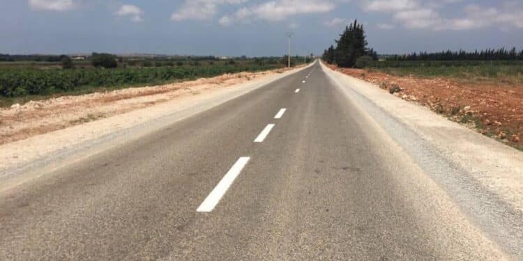 Image de Société. Le projet de réhabilitation de la route Kanawolo – Korhogo, longue de 99 kilomètres, représente bien plus qu'une simple amélioration des infrastructures routières en Côte d'Ivoire. En effet, cette initiative est saluée comme un pas décisif vers le développement socio-économique des régions du Poro et du Hambol. Transformation des Réalités Locales Avant la concrétisation de ce projet, les habitants de ces régions étaient confrontés à des défis majeurs en matière de transport. Les 3 heures nécessaires pour parcourir la distance entre Kanawolo et Korhogo étaient synonymes de difficultés accrues pour accéder aux services de base, pour mener des activités économiques et pour simplement se déplacer. La réhabilitation de cette route représente donc un changement significatif dans la vie quotidienne des habitants. La réduction du temps de transport grâce à cette nouvelle route favorise la mobilité des personnes et des biens, facilitant ainsi les échanges commerciaux et sociaux. De plus, la modernisation de cette voie contribue à améliorer la sécurité routière, réduisant ainsi le nombre d'accidents et les risques pour les usagers. Stéphane Atto Mobio, résident local, exprime sa satisfaction face à la transformation positive apportée par cette infrastructure, soulignant que le calvaire des populations est désormais révolu. Promotion des Transports Durables La route Kanawolo – Korhogo joue un rôle crucial dans la promotion de moyens de transport durables. Son importance a été particulièrement mise en lumière lors de la Coupe d'Afrique des Nations (CAN) 2023, où elle a facilité le déplacement de milliers de supporters vers Korhogo. Cette voie rénovée ne se contente pas de faciliter les déplacements humains, elle contribue également au désenclavement de la zone et à la revitalisation du secteur agricole. Alors que la route Kanawolo – Korhogo se révèle être un catalyseur essentiel du développement régional en Côte d'Ivoire, des questions émergent quant à sa pérennité et à son extension. Comment assurer que cette route demeure en bon état et continue de répondre aux besoins croissants de la population ? Quelles autres infrastructures pourraient être envisagées pour renforcer davantage la connectivité et le développement socio-économique des régions du Poro et du Hambol ?