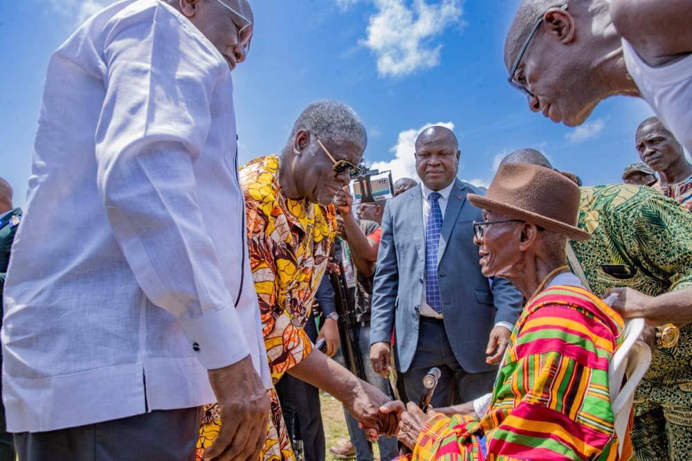 Image de Société. La reconnaissance et le soutien à l'égard du Président Alassane Ouattara ont récemment été exprimés avec éloquence lors d'une cérémonie d'hommage organisée par le peuple Tchaman à Songon Dagbé, dans le district d'Abidjan. À travers des témoignages éloquents, les participants ont souligné l'impact significatif des initiatives de développement du président sur leurs vies et leurs communautés. Cette célébration a été l'occasion de mettre en lumière les réalisations tangibles de ces investissements et de réaffirmer un engagement commun envers la poursuite du progrès et de la stabilité en Côte d'Ivoire. Investissements Transformateurs: Un Legs Durable pour les Communautés Tchaman Le Premier ministre, Robert Beugré Mambé, a souligné l'engagement sans faille du président Ouattara envers le développement du District autonome d'Abidjan, mettant en lumière les investissements massifs dans les infrastructures et les équipements sociaux. Grâce à ces initiatives, des progrès significatifs ont été réalisés dans l'amélioration des infrastructures routières, réduisant considérablement les temps de trajet et facilitant l'accès aux services essentiels pour les 63 villages Tchaman de la région. Ces transformations ont profondément impacté la qualité de vie des habitants, ouvrant de nouvelles perspectives pour le développement économique et social. Les témoignages des représentants du peuple Atchan ont souligné l'ampleur des changements observés dans leurs communautés grâce aux investissements du président Ouattara. Autrefois confrontés à des défis majeurs d'accessibilité et d'infrastructures de base, ils ont désormais accès à des routes bitumées, des centres de santé, des écoles et des opportunités d'emploi. Ces initiatives ont non seulement amélioré les conditions de vie des habitants, mais ont également renforcé le sentiment de fierté et d'appartenance à leurs communautés. Le Haut Représentant du Président de la République, Gilbert Kafana Koné, a souligné l'engagement du gouvernement à consolider les progrès réalisés et à maintenir la Côte d'Ivoire sur la voie du développement. Dans un contexte marqué par des défis persistants, cet engagement envers la paix et la stabilité demeure crucial pour assurer un avenir prospère pour tous les citoyens ivoiriens. Le message est clair : le travail n'est pas terminé, et l'engagement envers le développement et le progrès reste une priorité absolue. Une Solidarité Nationale Renforcée Enfin, la cérémonie d'hommage a été marquée par une démonstration puissante de solidarité nationale, avec la présence de nombreux peuples ivoiriens venus témoigner leur soutien aux Tchaman et célébrer ensemble le leadership du président Ouattara. Cette unité et cette camaraderie illustrent la force et la résilience de la nation ivoirienne dans sa quête commune de progrès et de prospérité. En conclusion, la cérémonie d'hommage du peuple Tchaman au président Alassane Ouattara a été bien plus qu'une simple manifestation de gratitude. Elle a été l'occasion de mettre en lumière les réalisations tangibles des initiatives de développement du président et de réaffirmer un engagement collectif envers un avenir meilleur pour tous les Ivoiriens. Alors que le pays continue de progresser sur la voie du développement, la question demeure : quelle sera la prochaine étape dans la transformation de la Côte d'Ivoire en une nation prospère et inclusive?