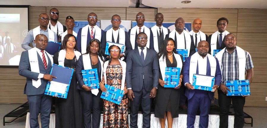 Image de Politique. La formation politique est un pilier essentiel de la construction d'une société démocratique et prospère. Récemment, à Marcory-Abidjan, une cérémonie de graduation a honoré 150 jeunes issus de partis politiques et de la société civile, marquant ainsi une étape significative dans la préparation de la relève politique en Côte d'Ivoire. Cette initiative, pilotée par la Fondation Friedrich Naumann et le Centre ESD, témoigne de l'engagement envers l'éducation politique et le renforcement des capacités des jeunes leaders du pays. Investir dans la Relève Politique: Une Vision à Long Terme La formation politique n'est pas simplement un événement isolé, mais plutôt un investissement dans l'avenir politique du pays. Le programme "Politic Lab", lancé en 2015 pour une période de dix ans, vise à préparer une nouvelle génération de leaders politiques capables de relever les défis du monde contemporain. À travers des domaines tels que le leadership politique, la communication politique et la géopolitique, ces jeunes leaders acquièrent les compétences nécessaires pour naviguer dans le paysage politique complexe de la Côte d'Ivoire. La violence politique est un fléau qui entrave souvent le développement démocratique. Cependant, cette formation a souligné l'importance de la tolérance politique et du dialogue interpartis. Magloire N'Dehi, Chef de Bureau de la Fondation, a souligné l'importance de créer une synergie entre les différents partis politiques, soulignant que "la politique se fait par les idées et les propositions". Cette approche encourage une culture politique basée sur le débat et la coopération plutôt que sur la confrontation. Les participants à Politic Lab ont été exposés à une gamme de sujets allant de la gestion des affaires publiques à la prise de parole en public. Cette formation vise à doter les jeunes leaders des compétences nécessaires pour exercer des responsabilités politiques de manière efficace et éthique. Les témoignages des auditeurs soulignent l'importance de cette préparation pour aborder les défis complexes de la gouvernance moderne. La formation politique n'est pas sans ses défis, notamment en ce qui concerne la diversité des opinions et des idéologies. Les auditeurs ont dû surmonter des obstacles pour collaborer efficacement malgré leurs différences politiques. Cependant, ces défis ont également été l'occasion de renforcer la résilience et la capacité d'adaptation des jeunes leaders, préparant ainsi le terrain pour une collaboration politique constructive à l'avenir. Vers un Avenir Politique Prometteur La cérémonie de graduation a été un moment de célébration et de réflexion sur le chemin parcouru, mais aussi sur les défis à venir. Les discours du Ministre de la Jeunesse, de l'insertion professionnelle et du service civique, Mamadou Touré, et du Député-Maire de Tiassalé, Assalé Tiémoko, ont souligné l'importance de l'excellence, du travail et de la patience dans la poursuite des ambitions politiques. Ces messages inspirent une génération de jeunes leaders déterminés à contribuer positivement à l'avenir politique de la Côte d'Ivoire. En conclusion, la formation politique des jeunes leaders ivoiriens est un investissement crucial dans l'avenir du pays. En leur fournissant les compétences, les connaissances et les valeurs nécessaires pour exercer un leadership politique éclairé, cette initiative contribue à renforcer la démocratie et à promouvoir le progrès social. Alors que ces jeunes leaders se préparent à prendre leur place dans l'arène politique, la question demeure : quel sera leur impact sur le paysage politique de la Côte d'Ivoire dans les années à venir?