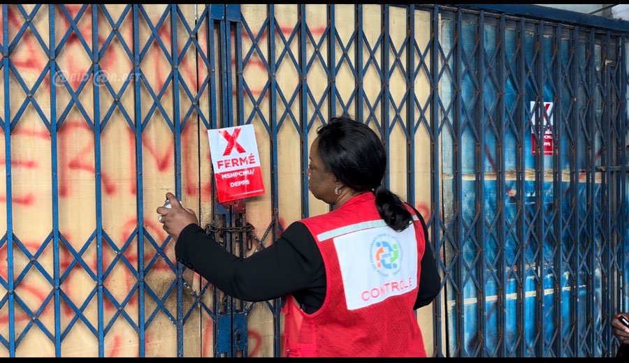 Image de Santé. La lutte contre les établissements sanitaires privés illégaux prend une nouvelle ampleur à Abidjan, où vingt-deux cliniques et centres de santé ont été fermés dans la commune du Plateau. Cette action fait suite à une mission de contrôle visant à garantir la légalité et la qualité des services médicaux proposés aux populations. Les Résultats du Contrôle Au terme d'une visite minutieuse de 93 établissements sanitaires, la Direction des Établissements Privés et des Professions Sanitaires a révélé que seulement 27% d'entre eux étaient autorisés et exerçaient légalement. Les 68 autres établissements, soit 73%, étaient en infraction, opérant sans les autorisations requises. Cette situation met en lumière l'ampleur du problème de la fraude médicale dans la région. Parmi les cliniques légaux, treize ont été félicités pour leur conformité aux réglementations en vigueur. En revanche, les autres établissements illégaux ont été mis en demeure de régulariser leur situation dans un délai de trente jours. Passé ce délai, ils seront également fermés, conformément à la politique de tolérance zéro adoptée par les autorités sanitaires. Extension de l'Opération Cette action ne se limite pas à la commune du Plateau ; elle s'étendra à d'autres quartiers d'Abidjan ainsi qu'à d'autres régions du pays. L'objectif est de nettoyer le secteur de la santé des pratiques illégales et de garantir l'accès à des soins de qualité pour tous les citoyens. La directrice de la Direction des Établissements Privés et des Professions Sanitaires a lancé un avertissement ferme aux promoteurs et propriétaires d'établissements de santé privés. Elle les encourage à se conformer rapidement à la réglementation en vigueur, sous peine de sanctions sévères. Cette déclaration souligne la détermination des autorités à faire respecter la loi dans le secteur de la santé. En conclusion, la fermeture de vingt-deux établissements sanitaires privés illégaux dans la commune du Plateau marque une étape importante dans la lutte contre la fraude médicale en Côte d'Ivoire. Cette action témoigne de l'engagement des autorités à garantir la légalité et la qualité des services de santé dans le pays. Cependant, face à l'ampleur du problème, une question se pose : comment assurer un contrôle continu et efficace pour prévenir la récidive de telles pratiques frauduleuses ?