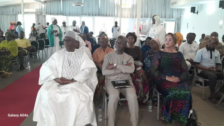 Image de Littérature. L'écrivain Daouda Berté, à travers son deuxième ouvrage intitulé "Cheick Moustapha Sonta et l'héritage du Prophète", nous transporte dans un voyage littéraire au cœur de la spiritualité soufie. La dédicace de ce livre, tenue le samedi 27 avril 2024 au Palm Club Hôtel d’Abidjan, a été l'occasion de célébrer la figure emblématique de Cheick Moustapha Sonta, représentant de la Fondation Mohammed VI en Côte d'Ivoire et Khalife soufi. Plongeons dans les profondeurs de cet ouvrage qui révèle les valeurs et les enseignements de cet érudit religieux. Une Inspiration Vivante Daouda Berté, érudit et membre de la Tidjaniyya, livre ici un témoignage vibrant sur son parcours aux côtés de Cheick Moustapha Sonta. En tant que Secrétaire particulier du khalife depuis plus de deux décennies, Berté s'est imprégné des valeurs et de la spiritualité de cette figure religieuse éminente. C'est au fil de ces années de proximité que l'écrivain a ressenti le besoin impérieux de rendre hommage à la noblesse des valeurs incarnées par Cheick Moustapha Sonta. En plongeant dans les écrits et les enseignements du Prophète Mahomet, Berté découvre en Sonta un véritable exemple de piété et de dévotion, nourrissant ainsi sa détermination à partager cette sagesse à travers la littérature. L'ouvrage de Daouda Berté, publié par les Editions Al Hikmah, se déploie en trois parties distinctes, offrant ainsi une exploration complète de la vie et de l'héritage spirituel de Cheick Moustapha Sonta. À travers la biographie détaillée du cheick, Berté dresse le portrait d'un homme dont la vie est en parfaite harmonie avec les enseignements du Prophète. La deuxième partie met en lumière Sonta comme un modèle de comportement recommandé, révélant ses attitudes exemplaires et son engagement envers la voie de Dieu. Enfin, les témoignages vivants dans le milieu soufi viennent enrichir cette œuvre, offrant des perspectives uniques sur l'influence et l'impact de Sonta au sein de la communauté. Une Célébration de l'Unité et de la Cohésion La cérémonie de dédicace de l'ouvrage a réuni de nombreuses personnalités éminentes, dont le Conseiller spécial du Président Alassane Ouattara chargé du culte, ainsi que des ambassadeurs. Dans un contexte de mutation sociale, les intervenants ont souligné l'importance de l'unité et de la cohésion au sein de la communauté musulmane. À travers les enseignements et l'exemple de Cheick Moustapha Sonta, cet événement a symbolisé la quête collective de spiritualité et de paix intérieure dans un monde en constante évolution. L'ouvrage de Daouda Berté, "Cheick Moustapha Sonta et l'héritage du Prophète", constitue une contribution précieuse à la littérature religieuse et spirituelle. En mettant en lumière la vie et les enseignements de Cheick Moustapha Sonta, Berté offre aux lecteurs une plongée captivante dans les profondeurs de la tradition soufie. Au-delà d'un simple hommage, cet ouvrage incarne une quête intemporelle de sens et de sagesse, invitant chacun à embrasser la voie de la spiritualité dans sa propre vie.