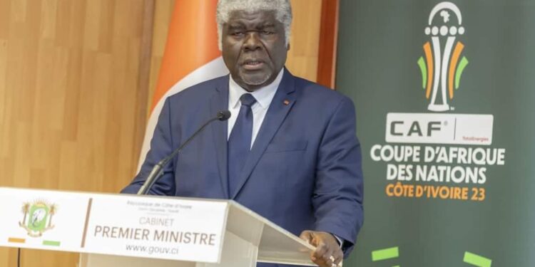 Image de Politique. Lors du récent Sommet des chefs d’État et de gouvernement pour la reconstitution de l’Association pour le développement international (IDA 21) à Nairobi, la Côte d’Ivoire a pris la parole pour solliciter un soutien accru de la Banque mondiale afin de relever ses défis économiques et sociaux. Priorités pour le développement : Modernisation et résilience Le Premier Ministre ivoirien, Dr Beugré Mambé, en représentation du Président Alassane Ouattara, a exposé les priorités clés de son pays lors de ce sommet crucial. Parmi celles-ci figurent en bonne place la digitalisation, la modernisation du secteur agricole, le renforcement du secteur privé et la promotion de l'emploi des jeunes. Ces axes stratégiques, essentiels pour la croissance économique et le bien-être social, nécessitent un appui conséquent de la part des partenaires internationaux, en particulier de la Banque mondiale. Le Premier Ministre a également mis en lumière un défi crucial auquel la Côte d’Ivoire est confrontée, à savoir la gestion de l’afflux de réfugiés en provenance des pays voisins, en particulier du Sahel, en proie à une situation sécuritaire instable. Avec plus de 50 000 réfugiés sur son territoire, le pays se trouve sous une pression importante pour fournir des services sociaux de base à ces populations déplacées. Dans ce contexte, Dr Beugré Mambé a appelé la Banque mondiale à intensifier son soutien pour renforcer la prévention et la résilience face à cette crise humanitaire. Engagement pour la reconstitution de l’IDA 21 : Mobilisation internationale L’engagement de la Côte d’Ivoire en faveur de la reconstitution de l'IDA 21 ne se limite pas à des paroles. Le Premier Ministre a annoncé la tenue, en octobre 2024, du sommet économique africain dans son pays, visant à mobiliser d'importants investissements pour soutenir cette campagne de reconstitution. Cette initiative démontre la détermination de la Côte d’Ivoire à mobiliser des ressources internationales et à jouer un rôle moteur dans la réalisation des objectifs de développement fixés par l’IDA 21. Outre l’intervention de la Côte d’Ivoire, le Président de la République du Kenya, William Ruto, a lancé un appel vibrant à la solidarité envers l’Afrique. Il a souligné les défis urgents auxquels le continent est confronté, tels que le changement climatique, l’accès à l’énergie et la modernisation de l’agriculture. Ces défis, bien que spécifiques à chaque pays, requièrent une réponse collective et une coopération internationale accrue pour garantir un développement durable et équitable. En conclusion, face aux enjeux économiques et humanitaires majeurs auxquels est confrontée la Côte d’Ivoire, ainsi que d’autres nations africaines, un soutien continu et renforcé de la part de la Banque mondiale et de la communauté internationale est crucial. Comment les partenaires mondiaux peuvent-ils mieux soutenir les pays africains dans leur quête de développement économique et social, tout en renforçant leur résilience face aux défis actuels et futurs?