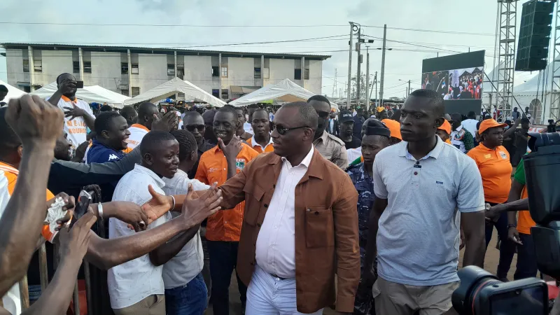 Image de Politique. La mobilisation politique bat son plein à Yopougon, où la jeunesse affiche son soutien indéfectible au Président Alassane Ouattara en vue de l'élection présidentielle de 2025. Lors d'un meeting de revue de troupe, l'union des jeunes du Rassemblement des Houphouëtistes pour le Développement et la Paix (RHDP) a exprimé sa confiance envers le chef de l'État ivoirien et appelé à sa candidature pour un nouveau mandat. Une démonstration de force politique Sous l'égide de Mamadou Koné et de son équipe, la jeunesse de Yopougon a manifesté son engagement en faveur du Président Alassane Ouattara. Réunis à l'espace CP1 de la Commune, les membres de l'UJ-RHDP ont témoigné leur soutien indéfectible au chef de l'État, saluant les progrès réalisés sous sa gouvernance. Lors de ce rassemblement politique, le Ministre Mamadou Touré et les représentants de l'UJ-RHDP ont lancé un appel vibrant à Alassane Ouattara pour qu'il se porte candidat à l'élection présidentielle de 2025. Soulignant son rôle de champion du RHDP, ils ont exprimé leur conviction que le Président Ouattara demeure l'homme idéal pour conduire la Côte d'Ivoire vers de nouveaux succès. Une jeunesse mobilisée et confiante Les jeunes militants du RHDP de Yopougon ont réaffirmé leur fidélité au Président Alassane Ouattara et leur détermination à le voir se représenter en 2025. Pour eux, sa candidature représente un gage de stabilité et de progrès pour le pays, notamment dans un contexte politique marqué par des enjeux majeurs. Dans son discours, Mamadou Touré a appelé à l'unité et à la cohésion au sein du parti, exhortant les militants à rester solidaires derrière leur champion. Cette démonstration de soutien vise à renforcer la position du Président Ouattara dans la perspective de l'élection présidentielle à venir. Alors que les appels en faveur d'une candidature d'Alassane Ouattara se multiplient, le Président lui-même n'a pas encore pris position sur sa participation à l'élection de 2025. Cette attente suscite des interrogations quant à l'avenir politique du pays et à la direction que prendra le RHDP dans les mois à venir. Rendez-vous pour un événement majeur En prévision de l'échéance électorale, Mamadou Touré a annoncé un méga meeting de compte à rebours prévu pour le 26 octobre 2024 au Félix H. Boigny d’Abidjan. Cet événement marquera une étape importante dans la mobilisation de la jeunesse en vue de soutenir la candidature du Président Alassane Ouattara. La mobilisation de la jeunesse de Yopougon en faveur du Président Alassane Ouattara pour l'élection présidentielle de 2025 témoigne de l'engagement politique et de la confiance accordée au chef de l'État ivoirien. Dans l'attente de sa décision officielle, les militants du RHDP restent mobilisés et déterminés à soutenir leur champion. La question demeure : Alassane Ouattara se portera-t-il candidat pour un nouveau mandat présidentiel en 2025 ?