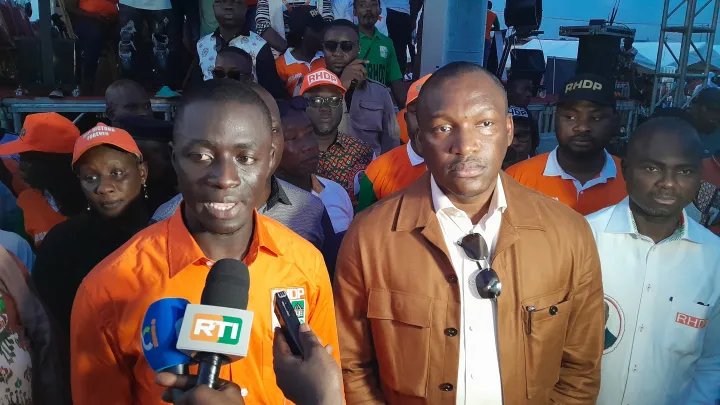 Deuxième Image de Politique. La mobilisation politique bat son plein à Yopougon, où la jeunesse affiche son soutien indéfectible au Président Alassane Ouattara en vue de l'élection présidentielle de 2025. Lors d'un meeting de revue de troupe, l'union des jeunes du Rassemblement des Houphouëtistes pour le Développement et la Paix (RHDP) a exprimé sa confiance envers le chef de l'État ivoirien et appelé à sa candidature pour un nouveau mandat. Une démonstration de force politique Sous l'égide de Mamadou Koné et de son équipe, la jeunesse de Yopougon a manifesté son engagement en faveur du Président Alassane Ouattara. Réunis à l'espace CP1 de la Commune, les membres de l'UJ-RHDP ont témoigné leur soutien indéfectible au chef de l'État, saluant les progrès réalisés sous sa gouvernance. Lors de ce rassemblement politique, le Ministre Mamadou Touré et les représentants de l'UJ-RHDP ont lancé un appel vibrant à Alassane Ouattara pour qu'il se porte candidat à l'élection présidentielle de 2025. Soulignant son rôle de champion du RHDP, ils ont exprimé leur conviction que le Président Ouattara demeure l'homme idéal pour conduire la Côte d'Ivoire vers de nouveaux succès. Une jeunesse mobilisée et confiante Les jeunes militants du RHDP de Yopougon ont réaffirmé leur fidélité au Président Alassane Ouattara et leur détermination à le voir se représenter en 2025. Pour eux, sa candidature représente un gage de stabilité et de progrès pour le pays, notamment dans un contexte politique marqué par des enjeux majeurs. Dans son discours, Mamadou Touré a appelé à l'unité et à la cohésion au sein du parti, exhortant les militants à rester solidaires derrière leur champion. Cette démonstration de soutien vise à renforcer la position du Président Ouattara dans la perspective de l'élection présidentielle à venir. Alors que les appels en faveur d'une candidature d'Alassane Ouattara se multiplient, le Président lui-même n'a pas encore pris position sur sa participation à l'élection de 2025. Cette attente suscite des interrogations quant à l'avenir politique du pays et à la direction que prendra le RHDP dans les mois à venir. Rendez-vous pour un événement majeur En prévision de l'échéance électorale, Mamadou Touré a annoncé un méga meeting de compte à rebours prévu pour le 26 octobre 2024 au Félix H. Boigny d’Abidjan. Cet événement marquera une étape importante dans la mobilisation de la jeunesse en vue de soutenir la candidature du Président Alassane Ouattara. La mobilisation de la jeunesse de Yopougon en faveur du Président Alassane Ouattara pour l'élection présidentielle de 2025 témoigne de l'engagement politique et de la confiance accordée au chef de l'État ivoirien. Dans l'attente de sa décision officielle, les militants du RHDP restent mobilisés et déterminés à soutenir leur champion. La question demeure : Alassane Ouattara se portera-t-il candidat pour un nouveau mandat présidentiel en 2025 ?