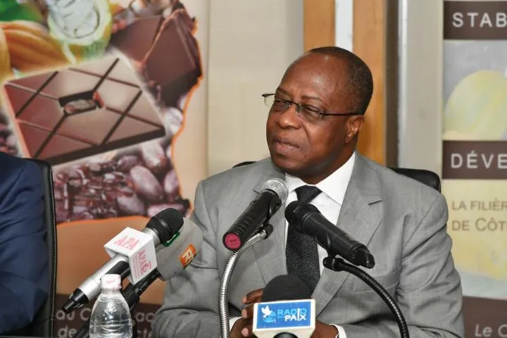 Image de Agriculture. L'appel lancé par la Direction Générale du Conseil du Café-Cacao pour l'identification des organisations des producteurs avant le 30 avril 2024 revêt une importance cruciale pour l'avenir de la filière café-cacao en Côte d'Ivoire. Cette démarche s'inscrit dans une volonté affirmée de renforcer la gouvernance de cette filière stratégique et de garantir une représentation équitable des acteurs au sein de l'Organisation Interprofessionnelle Agricole (OIA). Au-delà des enjeux organisationnels, cette initiative vise à promouvoir la transparence, la traçabilité et le développement durable dans la production de café et de cacao. Renforcement de la gouvernance et de la représentativité La structuration de la filière café-cacao est un enjeu majeur pour assurer son développement économique et social. L'OIA, en tant que structure interprofessionnelle, aura un rôle central dans la promotion des intérêts des producteurs, la coordination des activités et la recherche de solutions aux défis rencontrés par cette filière. Ainsi, l'identification des organisations des producteurs revêt une importance capitale pour garantir leur représentativité au sein de cette structure et pour renforcer la gouvernance de la filière dans son ensemble. Au-delà de l'aspect organisationnel, l'identification des organisations des producteurs contribuera également à renforcer la transparence et la traçabilité dans la filière café-cacao. En identifiant clairement les différentes entités, il sera plus aisé de suivre et de contrôler les flux de production, de garantir le respect des normes de qualité et de promouvoir des pratiques agricoles durables. Cette démarche s'inscrit ainsi dans une dynamique d'amélioration continue de la qualité et de la compétitivité des produits issus de la filière. Un appel à la mobilisation des acteurs L'appel lancé par le Conseil du Café-Cacao pour l'identification des organisations des producteurs constitue un signal fort en faveur de la professionnalisation et de la structuration de la filière café-cacao. Il invite l'ensemble des acteurs concernés à s'engager activement dans ce processus en se faisant enregistrer auprès des délégations régionales du Conseil du Café-Cacao avant la date butoir du 30 avril 2024. Cette démarche collective est essentielle pour assurer la représentativité et l'efficacité de l'OIA dans la défense des intérêts des producteurs et dans la promotion d'une filière café-cacao prospère et durable. L'appel à l'identification des organisations des producteurs lancé par la Direction Générale du Conseil du Café-Cacao constitue une étape cruciale dans la structuration et le renforcement de la gouvernance de la filière café-cacao en Côte d'Ivoire. Au-delà de son aspect organisationnel, cette démarche vise à promouvoir la transparence, la traçabilité et le développement durable dans la production de café et de cacao. Ainsi, la question qui se pose désormais est la suivante : comment garantir une représentation équitable et efficace des acteurs de la filière au sein de l'OIA pour assurer son plein fonctionnement et sa contribution au développement socio-économique du secteur ?