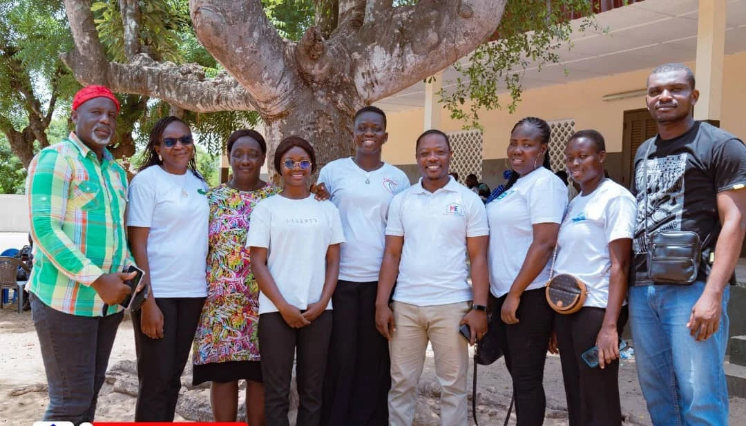 Image de Santé. À Grand-Bassam, l'ONG Maison d'Espoir, sous la direction de son Président Ousmane Lamien, s'est mobilisée en partenariat avec l'ONG Cœur Citoyen pour mener une campagne de sensibilisation et de dépistage du diabète et de l'hypertension artérielle. Cette initiative, tenue au sein d'une école primaire le 20 avril 2024, vise à adresser les besoins de santé pressants au sein de la communauté locale. Contrôler la Santé : Une Priorité Communautaire L'initiative de sensibilisation et de dépistage, menée par l'ONG Maison d'Espoir, est une réponse directe aux défis de santé auxquels sont confrontées les populations de Grand-Bassam. Ousmane Lamien, le président de l'ONG, souligne l'importance de cette action après la période de carême, où les habitudes alimentaires peuvent impacter le taux de glycémie. Il exprime ainsi : "Nous avons voulu aider nos parents à mieux prendre soin de leur santé." L'activité a rencontré un vif succès, comme le souligne Ousmane Lamien : "Nos parents ont répondu nombreux à l'appel, dès 6 heures du matin." La participation massive et les retours positifs des participants témoignent de l'impact de cette campagne sur la communauté. En termes de suivi, l'ONG travaille en étroite collaboration avec les autorités sanitaires locales pour assurer un suivi adéquat des personnes dépistées diabétiques et/ou hypertendues. Des actions futures sont également envisagées, notamment la tenue de nouvelles séances de dépistage pour étendre l'impact de l'initiative. Un Problème de Santé Publique : Taux de Prévalence Alarmant La Secrétaire Générale de la Fondation Cœur Citoyen, Mlle Coulibaly Caroline, met en lumière l'ampleur du problème de santé dans la région et au niveau national. Sur les 200 personnes dépistées lors de la campagne, 50 sont diabétiques et hypertendues, un chiffre alarmant. Elle met en garde : "Le taux de prévalence d'hypertension artérielle au niveau national est de 40%, ce qui est beaucoup." Cette réalité souligne l'urgence d'une sensibilisation continue et d'un accès accru aux services de santé pour contrôler ces maladies chroniques. Comment pouvons-nous renforcer les initiatives locales de sensibilisation et de dépistage pour lutter efficacement contre le diabète et l'hypertension dans nos communautés ?**