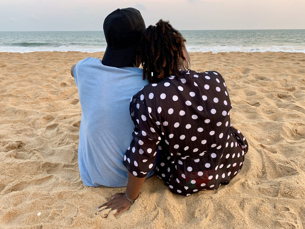 Image de Amour/Couple. L'auteur se retrouve dans une situation délicate où son ami a choisi de mettre fin brusquement à leur relation sans fournir d'explication claire. Face à cela, l'auteur a quelques options à considérer. Communiquer ouvertement Bien que son amie ait refusé de donner une explication, l'auteur peut essayer de relancer la conversation dans le but de comprendre ce qui a motivé cette décision. Cela pourrait impliquer un dialogue franc et ouvert où l'auteur exprime ses propres sentiments et préoccupations, tout en étant prêt à écouter et à comprendre le point de vue de son ami. Accepter la décision de son ami Si les tentatives pour renouer la communication restent vaines, l'auteur pourrait choisir d'accepter la décision de son ami et de passer à autre chose. Bien que cela puisse être difficile, surtout sans avoir de réponse claire sur les raisons de la rupture, cela peut permettre à l'auteur de se concentrer sur d'autres relations et aspects de sa vie. Prendre du recul et réfléchir L'auteur pourrait également profiter de cette situation pour prendre du recul et réfléchir à la dynamique de leur amitié et à ce qui a pu éventuellement conduire à cette rupture. Cela pourrait l'aider à tirer des leçons pour ses futures relations et à identifier des domaines où il pourrait améliorer sa communication ou sa compréhension des autres. Quant aux raisons derrière le comportement de l'ami de l'auteur, il est difficile de spéculer sans plus d'informations. Il pourrait y avoir plusieurs facteurs en jeu, tels que des malentendus non résolus, des différences d'opinions ou de valeurs, des changements de circonstances personnelles, ou même des problèmes internes de l'ami qui ont influencé sa décision. Sans communication directe de la part de l'ami, il peut être difficile de déterminer avec certitude ce qui a conduit à cette rupture, et il est possible que les raisons restent inconnues pour l'auteur.