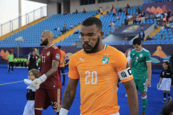 Troisième Image de Football. Le monde du football est souvent le théâtre d'histoires extraordinaires, où le talent, la passion et parfois la controverse s'entremêlent pour créer des récits uniques. Dans cette dynamique, la trajectoire de Geoffroy Serey Dié, joueur emblématique de la Côte d'Ivoire, émerge comme un récit captivant, traversé par des hauts et des bas, mais aussi par des moments de triomphe inoubliables. De la Côte d'Ivoire à la Suisse : Une Épopée Débutée Modestement Né le 7 novembre 1984 à Facobly, en Côte d'Ivoire, Geoffroy Serey Dié a façonné son destin avec détermination et persévérance. Dès ses débuts, son amour pour le football brille de mille feux, comme une étoile naissante dans le ciel obscur de la vie quotidienne. Mais c'est en 2005, lorsqu'il pose les pieds sur le sol tunisien en tant qu'étudiant, que sa trajectoire prend un tournant décisif. À Tunis, Serey Dié ne se contente pas d'étudier ; il travaille également comme jardinier, jonglant habilement entre les livres et le labeur. C'est lors d'un tournoi à La Marsa que son talent éclate au grand jour, attirant les regards des recruteurs. De là, son chemin le mène à l'EOGK, un club modeste de la banlieue tunisienne, où il foule les terrains de la ligue tunisienne pendant une saison. L'Ascension et les Défis : Une Carrière Semée d'Expériences Contrastées Son talent brut ne passe pas inaperçu, et bientôt, l'ES Sétif se l'arrache pour une somme modeste de 3 000 euros. Mais c'est en Suisse, au FC Sion, que Serey Dié s'épanouit pleinement. Malgré ses qualités indéniables sur le terrain, sa carrière est également ponctuée de moments tumultueux. Entre les triomphes, comme les deux Coupes de Suisse remportées en 2009 et 2011, et les cinq expulsions en deux saisons, Serey Dié incarne la dualité du succès et de l'adversité. En mars 2010, des soupçons de matchs truqués ternissent brièvement son parcours, mais il en sort rapidement blanchi. Plus tard, en mai 2012, un incident sur le terrain attire l'attention des médias lorsque Serey Dié gifle un jeune ramasseur de balles. Malgré ses excuses, l'affaire prend une tournure juridique, soulignant les défis auxquels les personnalités du sport peuvent être confrontées en dehors des stades. Triomphes et Rebondissements : Le Parcours d'un Champion Malgré les obstacles, Serey Dié continue de gravir les échelons du succès. En 2015, son transfert au VfB Stuttgart marque un nouveau chapitre dans sa carrière. Cette même année, il célèbre la victoire à la Coupe d'Afrique des Nations avec les Éléphants de Côte d'Ivoire, un moment d'apothéose pour le joueur et son pays. Cependant, le destin réserve également des moments de déception, comme la séance de tirs au but fatidique en 2019, où son tir manqué conduit à l'élimination de la sélection ivoirienne de la Coupe d'Afrique des Nations. Le palmarès de Serey Dié témoigne de sa grandeur sur les terrains de football, avec des titres nationaux et continentaux à son actif. Mais au-delà des trophées et des médailles, son histoire soulève des questions sur le prix du succès, les défis personnels et la complexité de la célébrité dans le monde moderne. Alors que le monde du football continue d'évoluer, que réserve l'avenir pour Geoffroy Serey Dié ? Sa carrière a été façonnée par des hauts et des bas, mais son héritage demeure indéniable. En fin de compte, peut-être que le véritable triomphe réside dans la capacité à surmonter les obstacles, à apprendre de chaque expérience et à se réinventer encore et toujours. À cet égard, quelle sera la prochaine étape pour cet iconique footballeur ivoirien ? Instagram Officiel : TikTok Officiel : Twitter Officiel :