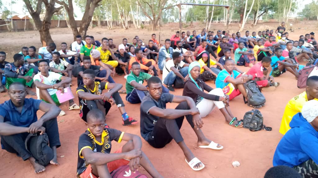 Image de Études/Devoirs. Sous l'égide du sous-préfet de Kondrobo, Konaté Seydou, les épreuves physiques et sportives du Baccalauréat session 2024 ont été officiellement lancées au centre du lycée moderne de Béoumi. Avec un total de 916 candidats, cette épreuve met à l'épreuve non seulement leurs compétences académiques, mais aussi leur agilité physique. Retour sur le coup d'envoi de cet examen incontournable. Des Épreuves Exigeantes Les épreuves physiques et sportives du Baccalauréat session 2024 exigent des candidats une performance tant athlétique qu'intellectuelle. Parmi les disciplines évaluées figurent le saut en hauteur, le saut en longueur, le triple saut, le lancer de poids, la gymnastique et la course de vitesse. Chacune de ces épreuves teste la coordination, la force et l'endurance des candidats, tout en ajoutant une dimension pratique à leur évaluation académique. Cette année, un total de 916 candidats se sont inscrits pour passer les épreuves physiques et sportives du Bac, dont une proportion notable de filles. La diversité des écoles participantes démontre l'ampleur de cet événement éducatif, avec des élèves provenant de divers établissements de la région. Cette première journée a vu la participation de 416 candidats, tandis que la deuxième journée attend l'entrée en lice de 500 autres aspirants. Encouragements pour la Réussite Dans un discours d'encouragement, le sous-préfet Konaté Seydou a transmis les souhaits de réussite de Mme le préfet à tous les candidats. Il les a exhortés à rester concentrés et à donner le meilleur d'eux-mêmes afin de conclure leur année scolaire et leur cycle secondaire avec succès. Ces épreuves marquent une étape cruciale dans leur parcours éducatif, et leur réussite témoignera de leur détermination et de leur capacité à relever les défis. Comment les épreuves physiques et sportives du Baccalauréat contribuent-elles à former des élèves équilibrés, capables de combiner succès académique et performance physique dans leur parcours éducatif?