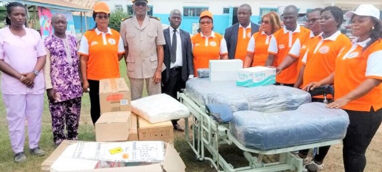 Image de Société. Dans un geste de générosité et de solidarité, l'association caritative "Action de solidarité pour Bayalla" (ASB) a remis, lors d'une cérémonie émouvante, du matériel sanitaire à l'hôpital général de Taï. Cette contribution vise à améliorer les conditions d'accouchement dans la maternité de cet établissement, répondant ainsi à un besoin crucial dans la communauté. Retour sur cette initiative louable et les espoirs qu'elle suscite pour l'avenir de la santé à Taï. Un Soutien Vital pour la Maternité L'équipement médical offert par l'ASB revêt une importance cruciale pour la maternité de l'hôpital général de Taï. Composé d'un lit d'accouchement, de deux splits et d'équipements d'hygiène post-natal, ce matériel renforce les capacités de prise en charge des femmes enceintes et des nouvelles mères. La présidente de l'ASB, Fatima Sangaré, souligne l'engagement de son association à soutenir les initiatives sociales, avec pour objectif premier d'améliorer la santé maternelle dans la région. Appel à la Solidarité et à l'Action Collective La remise de ce matériel médical a également été l'occasion pour les représentants locaux de souligner l'urgence d'une action collective pour renforcer les infrastructures médicales à Taï. Le directeur de l'hôpital, Dr Emmanuel Sahi, et le secrétaire général de la préfecture, Lansana Méité, ont exprimé leur gratitude tout en appelant à une chaîne de solidarité plus large pour répondre aux besoins croissants de la population en matière de santé. La précarité des équipements médicaux dans cet établissement est un défi majeur, notamment avec seulement deux lits vétustes dans la maternité. Défis et Perspectives pour la Santé à Taï Malgré son statut d'hôpital général, l'établissement de Taï est confronté à des lacunes majeures en termes d'infrastructures et d'équipements médicaux. L'absence de bloc opératoire et de service de radiologie limite considérablement sa capacité à répondre aux besoins de la population locale. Cette situation met en lumière l'urgence de mesures pour renforcer les capacités médicales dans la région et garantir un accès équitable aux soins de santé pour tous les résidents. Comment les initiatives de solidarité locales peuvent-elles contribuer à surmonter les défis structurels dans le secteur de la santé et à garantir un accès universel aux soins dans les régions les plus vulnérables?