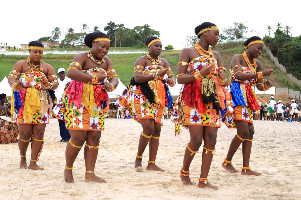 Image de Culture. Adiaké, petite cité côtière de Côte d'Ivoire, se prépare à accueillir la 8e édition de son événement emblématique, le Èlê Festival. Cette célébration, qui mêle tradition, gastronomie et divertissement, est devenue un rendez-vous incontournable pour les habitants de la région et les visiteurs avides de découvertes culturelles. Depuis sa création en 2016, le Èlê Festival a su se réinventer, devenant non seulement un symbole de la richesse culturelle locale, mais également un moteur économique pour la ville. Un Èlê Festival revisité La 8e édition du Èlê Festival réserve son lot de surprises, avec une date de célébration avancée d'un mois. Cette année, les festivités se dérouleront du 26 au 29 juin, offrant ainsi quatre jours intenses de célébration. Les organisateurs promettent un programme varié, alliant traditions ancestrales et divertissements modernes. Parmi les activités phares, la célèbre course de pirogues, véritable spectacle aquatique, attirera les foules. Les concerts, mettant en vedette les artistes les plus en vue du moment, enflammeront les soirées, tandis que les concours culinaires permettront aux visiteurs de découvrir la richesse de la gastronomie locale. Sans oublier les compétitions sportives, du beach soccer au handball, qui raviront les amateurs de sensations fortes. Des sites d'exception pour une expérience inoubliable Pour cette édition, les organisateurs ont mis les petits plats dans les grands en aménageant deux sites d'exception pour accueillir les festivités. La plage du quartier Débarcadère, avec son sable fin et ses eaux cristallines, sera le théâtre des activités nautiques et des concerts en plein air. Quant à la Place ADO, au cœur de la ville, elle se transformera en un véritable village festif, avec ses stands culinaires, ses attractions et ses espaces dédiés aux animations culturelles. Ces deux lieux offriront aux visiteurs une expérience immersive, où se mêleront traditions locales et convivialité. Alors que le Èlê Festival s'apprête à ouvrir ses portes pour sa 8e édition, quelles seront les surprises et les nouveautés qui attendent les festivaliers cette année ?