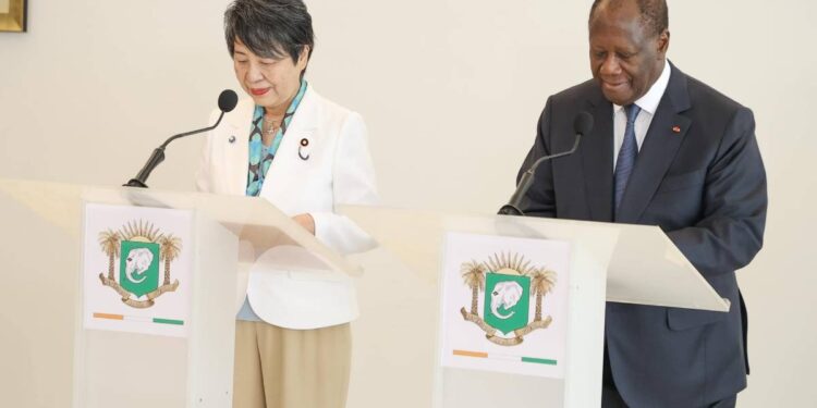 Image de Politique. La Côte d’Ivoire s'apprête à devenir le théâtre d'un événement économique majeur avec l'annonce de l'organisation du Forum économique public-privé Japon-Afrique en décembre 2024 à Abidjan. Cette décision fait suite à la rencontre entre le Président ivoirien Alassane Ouattara et la ministre des Affaires étrangères du Japon, Kamikawa Yoko, lors de sa visite à Abidjan-Cocody le lundi 29 avril 2024. Cette initiative témoigne de la volonté commune des deux pays de renforcer leur coopération économique et commerciale. Un partenariat fructueux Lors de la conférence de presse conjointe qui a suivi leur rencontre, le Président Ouattara a exprimé sa satisfaction quant aux relations étroites entre la Côte d’Ivoire et le Japon. Il a souligné l'importance des investissements japonais dans divers secteurs clés de l'économie ivoirienne, notamment les infrastructures, l'énergie, l'agriculture et le social. En particulier, il a fait référence à l'avancement des travaux de l'échangeur Shinzo Abe, symbole de l'amitié entre les deux nations, dont l'inauguration est prévue pour l'année prochaine. Le Président a également salué la présence croissante d'entreprises japonaises en Côte d’Ivoire, témoignant ainsi de la confiance des investisseurs japonais dans le potentiel économique du pays. Il a exprimé son optimisme quant à l'accélération du projet de montage des véhicules Toyota, renforçant ainsi les liens commerciaux bilatéraux. Les perspectives d'avenir De son côté, Kamikawa Yoko s'est félicitée du bon déroulement des projets conjoints entre les deux pays, notamment celui de l'échangeur ivoiro-japonais et le développement du port autonome d’Abidjan. Elle a également tenu à saluer le succès de la Côte d’Ivoire en tant qu'hôte de la Coupe d'Afrique des Nations de football en 2023, soulignant ainsi le rayonnement international du pays. Cette annonce témoigne de la volonté des deux gouvernements de renforcer leur coopération économique dans un contexte mondial en évolution. Le Forum économique public-privé Japon-Afrique prévu en décembre à Abidjan offrira une plateforme d'échanges et de partenariats entre les entreprises japonaises et africaines, favorisant ainsi le développement économique et la création d'emplois dans la région. Alors que la Côte d'Ivoire se prépare à accueillir le Forum économique Japon-Afrique en décembre, quelles opportunités ce partenariat offrira-t-il aux entreprises et aux économies des deux continents ?