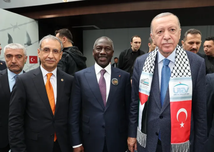 Image de Affaires Etrangères. La récente visite d'Adama Bictogo en Türkiye, du 24 au 28 avril 2024, a marqué une étape importante dans le renforcement des relations entre la Côte d'Ivoire et la Türkiye. En tant que président de l'Assemblée nationale ivoirienne, Bictogo a mené des rencontres bilatérales avec les plus hautes autorités politiques turques, illustrant ainsi l'importance de la diplomatie parlementaire dans la coopération internationale. La diplomatie parlementaire au service du développement Sous la direction d'Adama Bictogo, les parlementaires ivoiriens jouent un rôle crucial en tant qu'ambassadeurs politiques de la Côte d'Ivoire à l'étranger. En se concentrant sur les objectifs stratégiques du pays, la diplomatie parlementaire devient un outil essentiel pour défendre les intérêts nationaux et promouvoir la coopération internationale. La visite de Bictogo en Türkiye a souligné l'importance du principe gagnant-gagnant dans les relations bilatérales. Lors de sa rencontre avec Numan Kurtulmuş, président de la Grande Assemblée nationale turque, Bictogo a souligné la nécessité de développer des projets communs bénéfiques aux deux pays. Cette approche mutuellement bénéfique renforce les liens entre la Côte d'Ivoire et la Türkiye et ouvre de nouvelles opportunités de coopération. Renforcement des échanges commerciaux Les visites mutuelles des présidents Alassane Ouattara et Recep Erdogan ont contribué à renforcer les échanges commerciaux entre les deux pays. Avec un volume de commerce bilatéral approchant les 600 millions de dollars, Bictogo vise à atteindre la barre du milliard de dollars dans un avenir proche. Cette augmentation des échanges commerciaux témoigne de la croissance et de la diversification des relations économiques entre la Côte d'Ivoire et la Türkiye. Dans le cadre de sa visite, Bictogo a encouragé les hommes d'affaires turcs à investir en Côte d'Ivoire, en mettant en avant les secteurs de l'énergie, de l'agriculture, des infrastructures, de l’assainissement, du transport et du tourisme. La signature d'un protocole de coopération entre les deux assemblées nationales vise à renforcer la collaboration dans ces domaines et à promouvoir le développement économique des deux pays. Comment la diplomatie parlementaire peut-elle contribuer à résoudre les défis socio-économiques auxquels sont confrontés la Côte d'Ivoire et la Türkiye, et à renforcer davantage leur partenariat dans les années à venir?