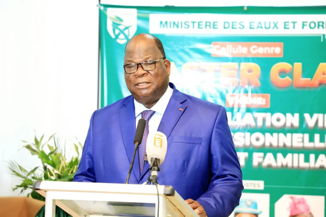 Image de Agriculture. La promotion de l'égalité des genres et l'autonomisation des femmes sont des axes majeurs de développement dans de nombreux pays à travers le monde. Dans cette dynamique, le ministre des Eaux et Forêts de Côte d'Ivoire, Laurent Tchagba, a récemment exprimé son soutien à l'égard des femmes de son département, les incitant à se former en permanence pour mieux appréhender la question du genre. Cette déclaration intervient à la clôture d'un master class sur la conciliation des vies professionnelle, sociale et familiale, soulignant ainsi l'importance de cette thématique dans le secteur. Le genre dans un contexte mondial Laurent Tchagba a souligné l'importance de comprendre la notion du genre dans un contexte mondial en constante évolution. « Le genre s’inscrit aujourd’hui dans un contexte mondial », a-t-il déclaré, encourageant ainsi la cellule genre à se former en permanence pour mieux appréhender cette question. Il a également salué les efforts déjà déployés dans ce sens, notamment à travers l'organisation de formations sur le genre, et a affirmé que cette master class s'inscrit dans la continuité de ces actions. Le ministre a rappelé que l'égalité entre hommes et femmes ne devrait pas être perçue comme une concurrence stérile, mais plutôt comme une complémentarité. « Ma vision de l’égalité entre l’homme et la femme n’est pas celle d’une concurrence inutile entre les deux, mais au contraire celle de la complémentarité », a-t-il souligné. Il a également mis en avant l'importance de reconnaître le mérite, de valoriser les compétences et de promouvoir l'amour et le respect mutuel. Défis et opportunités pour les femmes Laurent Tchagba a reconnu que les femmes sont confrontées à des défis particuliers en milieu professionnel, social et familial. Cependant, il a assuré son soutien et son accompagnement dans la lutte contre ces barrières. « Cette mission pourrait ne pas être aisée pour vous les dames, du fait de la prédominance de certaines barrières professionnelles, sociales et familiales, mais sachez compter sur ma bonne volonté de vous y accompagner », a-t-il déclaré. Il a également encouragé les participantes à tirer profit de cette expérience pour renforcer leurs capacités managériales dans tous les domaines de leur vie. Dans un souci de promouvoir l'égalité des genres, le ministère des Eaux et Forêts a intégré cette thématique dans ses stratégies sectorielles de gestion durable des ressources naturelles. Cette initiative vise à sensibiliser sur le rôle essentiel des femmes dans la préservation de l'environnement et à attirer des partenaires engagés dans la promotion de l'égalité des genres. Depuis l'installation de la cellule genre en 2022, plusieurs actions ont été entreprises dans ce sens, démontrant ainsi l'engagement du ministère dans la lutte pour l'égalité des genres. Face à ces initiatives et engagements, comment les femmes du secteur des Eaux et Forêts envisagent-elles leur avenir professionnel et quelles sont leurs attentes vis-à-vis des politiques de genre en Côte d'Ivoire ?