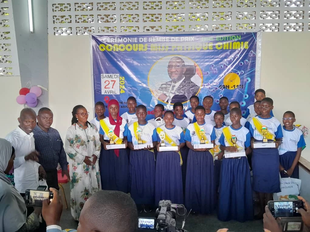 Image de Études/Devoirs. Le samedi 27 avril 2024, le Lycée Mamie Adjoua de Yamoussoukro a été le théâtre d'une célébration de l'excellence féminine dans le domaine des sciences lors de la 4ème édition du Concours Miss Physique Chimie. Parrainé par le ministre du Commerce et de l'Industrie, Souleymane Diarrassouba, cet événement a été un véritable catalyseur pour encourager les jeunes filles à embrasser les filières scientifiques. Encourager la vocation scientifique Organisé par le Comité d'organisation Miss Physique Chimie de Côte d'Ivoire (COMIPC CI), ce concours a rassemblé les DRENA de Bondoukou, Bouaflé, Yamoussoukro et Daloa. Son objectif est double : encourager les jeunes filles à se diriger vers les sciences et susciter en elles une vocation de chimiste ou de physicienne. Monsieur Tebili Landry, Président du Comité d'organisation, a souligné l'ampleur de la participation avec 502 candidates, dont 21 lauréates distinguées. Il a également appelé les autorités à accroître leur investissement dans l'éducation des jeunes filles. « Le COMIPC CI n'est pas une organisation à but lucratif. Nous organisons le concours en contactant des mécènes, des sponsors. Dans le cas présent, c'est une autorité politique que nous avons contactée. Nous lançons un appel pour que nos demandes puissent trouver une bonne oreille », a-t-il déclaré. Engagement et vision politique L'honorable Yéo Lancina, représentant le parrain de l'événement, a souligné l'importance de l'engagement du ministre Souleymane Diarrassouba dans cette noble initiative. Il a affirmé que le parrainage de ce concours était aligné avec la vision du chef de l'État, visant à dynamiser l'éducation pour construire une Côte d'Ivoire fondée sur des valeurs solides. Les lauréates ont été récompensées selon leur niveau scolaire pour leurs performances exceptionnelles. Les meilleures d'entre elles se sont vu attribuer des tablettes et des ordinateurs, témoignant ainsi de l'engagement continu à soutenir et à encourager les jeunes filles talentueuses dans les sciences. Au-delà des récompenses matérielles, cette célébration de l'excellence féminine dans les sciences témoigne de la reconnaissance méritée de ces jeunes filles qui ont brillé dans des domaines souvent perçus comme réservés aux hommes. Leur succès inspire et ouvre la voie à une génération future de femmes scientifiques en Côte d'Ivoire. Quelle sera la prochaine étape pour encourager davantage de jeunes filles à embrasser les sciences et à exceller dans ce domaine crucial pour le développement de notre nation ?