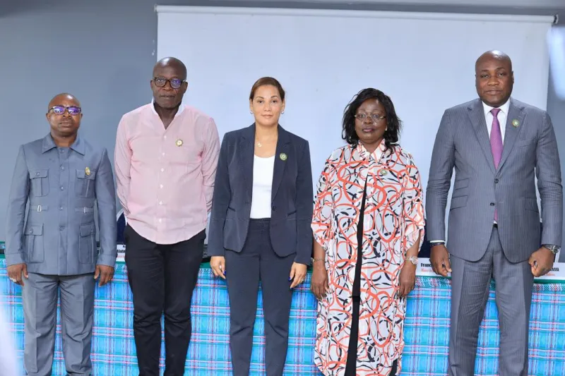 Image de Politique. Le paysage politique ivoirien est marqué par l'annonce de candidatures à divers postes électifs. Parmi celles-ci, la candidature de Mme Laure Baflan Donwahi, actuelle maire de Mayo et sénatrice, à la présidence de l’Union des villes et communes de Côte d’Ivoire (Uvicoci), suscite un intérêt particulier. À travers une conférence de presse tenue ce lundi 29 avril 2024 à Ivotel, au Plateau, elle a officiellement fait part de son ambition pour cette élection, prévue le mercredi 15 mai 2024 à Yamoussoukro. Un projet fédérateur pour dynamiser l'UVICOCI L'annonce de la candidature de Mme Laure Baflan Donwahi s'inscrit dans une démarche de renouveau et de dynamisation de l'Union des villes et communes de Côte d’Ivoire. Accompagnée de plusieurs autres maires, elle affirme sa volonté de redynamiser l'UVICOCI avec des idées novatrices et une gouvernance renforcée. Cette décision, fruit d'une réflexion approfondie et de consultations, répond à un besoin partagé par de nombreux maires ivoiriens, toutes tendances politiques confondues. Mme Laure Baflan Donwahi a présenté les grandes lignes de son projet pour l'UVICOCI, axé sur trois principaux objectifs stratégiques. Tout d'abord, elle entend renforcer la cohésion et la solidarité au sein de l'union. Ensuite, elle ambitionne d'accroître la notoriété, la visibilité et la crédibilité de l'UVICOCI. Enfin, elle souhaite améliorer la gouvernance et la performance de l'union, en mettant en place des actions concrètes et efficaces. Un soutien solide et un engagement partagé La candidature de Mme Laure Baflan Donwahi bénéficie d'un solide soutien, tant au niveau familial que politique. Son époux, Alain Richard Donwahi, président de la COP 15, et son parti, le RHDP, lui apportent un appui indéfectible dans cette démarche. Son engagement pour une gouvernance adaptée, performante et ambitieuse, au service de tous les maires et de toutes les populations de la Côte d'Ivoire, trouve écho auprès de nombreux acteurs politiques et sociaux du pays. À l'approche de l'élection présidentielle de l’UVICOCI, Mme Laure Baflan Donwahi lance un appel à la mobilisation et à l'unité. Elle invite l'ensemble des maires et des citoyens ivoiriens à soutenir sa candidature et à participer activement à ce processus démocratique. Dans un contexte marqué par des enjeux socio-économiques majeurs, elle aspire à conduire l'UVICOCI vers un avenir prometteur, au service du développement harmonieux des communes ivoiriennes. La candidature de Mme Laure Baflan Donwahi à la présidence de l’UVICOCI ouvre la voie à une nouvelle ère pour cette union. Son projet novateur et son engagement pour le bien-être des communes ivoiriennes suscitent l'espoir et la confiance. Reste désormais à voir comment cette dynamique collective contribuera à façonner l'avenir de l'UVICOCI et à répondre aux défis actuels et futurs des collectivités territoriales en Côte d'Ivoire.