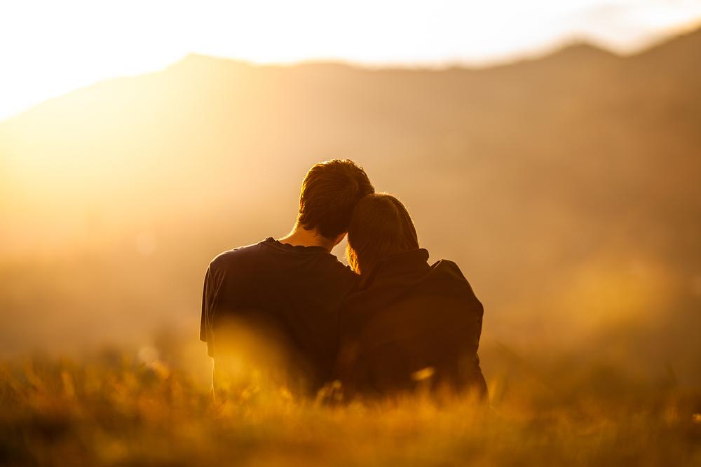 Image de Amour/Couple. L'amour entre deux personnes est un concept complexe et multifacette qui a fasciné les philosophes, les écrivains et les chercheurs depuis des siècles. De la passion enflammée à la tendresse durable, il existe de nombreuses manifestations de l'amour. Mais qu'est-ce qui définit vraiment cette connexion profonde entre deux individus? Les composantes de l'amour 1. L'attachement émotionnel L'attachement émotionnel est l'un des piliers fondamentaux de l'amour entre deux personnes. Il se manifeste par un sentiment de sécurité, de soutien et de confiance mutuelle. C'est cette connexion émotionnelle qui crée un lien solide et durable entre les partenaires. 2. La passion La passion est une autre composante essentielle de l'amour. Elle se caractérise par un désir ardent, une attraction physique et une intensité émotionnelle. La passion peut varier en intensité au fil du temps, mais elle joue un rôle crucial dans le maintien de la flamme de l'amour. 3. La compréhension et le respect mutuels La compréhension et le respect mutuels sont également des éléments clés de l'amour entre deux personnes. Cela implique d'écouter activement, de soutenir les aspirations de l'autre et de respecter ses besoins et ses limites. La capacité à communiquer ouvertement et honnêtement renforce ce sentiment de compréhension et de respect. Les défis de l'amour Bien que l'amour puisse être une source de bonheur et d'épanouissement, il est également confronté à des défis. Les conflits, les désaccords et les compromis font partie intégrante de toute relation amoureuse. La capacité à surmonter ces défis ensemble renforce souvent le lien entre les partenaires. L'amour entre deux personnes évolue avec le temps. Ce qui commence souvent par une passion enivrante peut se transformer en un attachement plus profond et durable. Les expériences partagées, les défis surmontés ensemble et la croissance personnelle contribuent tous à façonner et à nourrir cet amour au fil des années. En fin de compte, l'amour entre deux personnes est une expérience profondément personnelle et unique. Il n'y a pas de formule magique pour définir ou cultiver cet amour, car il varie d'une relation à l'autre. Cependant, en cultivant l'attachement émotionnel, la passion, la compréhension mutuelle et le respect, les partenaires peuvent créer une relation enrichissante et épanouissante qui perdure dans le temps.