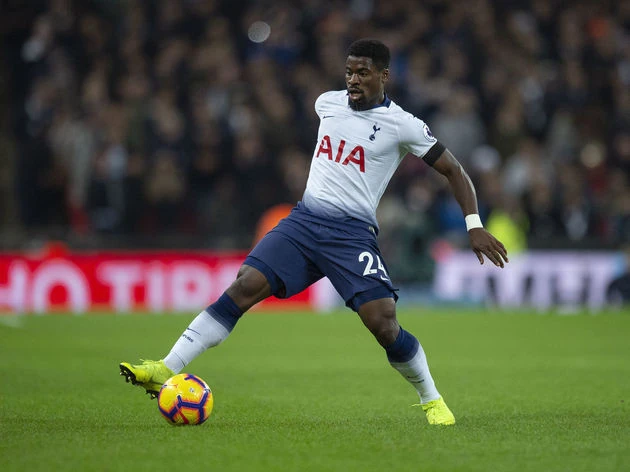 Troisième Image de Football. Serge Aurier, une figure emblématique du football ivoirien, a tracé son chemin à travers les terrains de la Ligue 1 française jusqu'aux arènes européennes les plus prestigieuses. Né le 24 décembre 1992 à Ouragahio, en Côte d'Ivoire, Aurier incarne la détermination et le talent brut qui ont marqué son ascension. De sa jeunesse à Sevran, en Seine-Saint-Denis, à son rôle crucial au sein de Galatasaray SK, revenons sur le parcours captivant de ce défenseur hors pair. Jeunesse et Familles La trajectoire de Serge Aurier est tissée de liens familiaux profonds et de tragédies déchirantes. Le 13 juillet 2020, son monde a été ébranlé par la perte brutale de son frère, Christopher Aurier, décédé tragiquement à l'âge de 26 ans. Victime d'une fusillade devant une boîte de nuit toulousaine, cet événement tragique a laissé une empreinte indélébile dans le cœur de Serge, et a illustré les défis personnels auxquels il a dû faire face en parallèle de sa carrière sportive. Les débuts : de Villepinte à la Ligue 1 Dès son jeune âge à Sevran, Serge Aurier a été imprégné de la passion pour le football. Ses premiers pas sur le terrain ont été marqués par son passage au club de football de Villepinte, où il a éveillé l'attention par son talent brut et sa détermination sans faille. Rapidement, son parcours l'a conduit au Racing Club de Lens, où il a fait ses débuts professionnels à un âge précoce, révélant ainsi au monde du football son immense potentiel. La renommée de Serge Aurier a continué de croître alors qu'il gravissait les échelons du football français. Malgré les difficultés financières du Racing Club de Lens, son talent a brillé de mille feux, attirant l'attention de plusieurs grands clubs européens. Son passage remarqué au Toulouse FC a été une étape décisive, conduisant finalement à sa signature au Paris Saint-Germain. Au sein du prestigieux club parisien, Aurier a laissé une empreinte indélébile, remportant des titres nationaux et internationaux, et devenant un pilier de la défense. Sa contribution au PSG a été cruciale dans la conquête de deux titres de champion de France, démontrant ainsi son talent incontestable et sa capacité à performer au plus haut niveau. L'épopée en sélection nationale Parallèlement à sa carrière en club, Serge Aurier a également brillé sous les couleurs de la Côte d'Ivoire. Sa ténacité et son engagement sur le terrain lui ont valu une place de choix au sein de l'équipe nationale, le conduisant à participer à des compétitions prestigieuses telles que la Coupe du monde 2014 au Brésil et la Coupe d'Afrique des nations, remportée à deux reprises en 2015 et en 2023. Aujourd'hui, Serge Aurier poursuit son périple footballistique en tant que pilier de Galatasaray SK. Son transfert dans le club turc marque un nouveau chapitre dans sa carrière, offrant de nouvelles opportunités et défis à surmonter. Alors que les projecteurs se tournent vers lui sur les terrains de Süper Lig, le monde du football attend avec impatience de voir quelle empreinte il laissera dans ce nouveau chapitre de sa carrière. Carrière internationale Serge Aurier, joueur de football ivoirien, a débuté sa carrière au Racing Club de Lens de 2006 à 2012. Durant cette période, il s'est distingué notamment par son titre de champion de France des moins de dix-huit ans. En 2010, il fait ses débuts en Ligue 1 et devient rapidement un joueur clé de l'équipe. Malgré la relégation de Lens en Ligue 2, Aurier reste fidèle au club pour continuer sa progression. En 2012, Aurier rejoint le Toulouse Football Club où il évolue jusqu'en 2015. Il devient un pilier de l'équipe et est remarqué pour ses performances offensives et défensives. En 2014, il signe au Paris Saint-Germain, où il remporte plusieurs trophées nationaux, dont la Coupe de la Ligue et le championnat de France. Malgré des débuts prometteurs, des incidents extra-sportifs et la concurrence l'ont parfois écarté de l'équipe première. En 2017, Aurier rejoint Tottenham Hotspur en Premier League. Il connaît des hauts et des bas dans ce club, alternant entre des performances solides et des périodes de moins bonne forme. En 2021, il quitte Tottenham et rejoint Villarreal CF en Liga espagnole avant de signer avec Nottingham Forest FC en 2022. Sur le plan international, Aurier représente la Côte d'Ivoire depuis 2013. Il a participé à plusieurs éditions de la Coupe d'Afrique des nations, remportant le titre en 2015. Il a également représenté son pays lors de la Coupe du monde 2014 au Brésil. Malgré ses succès sur le terrain, Aurier a été impliqué dans plusieurs controverses et affaires judiciaires tout au long de sa carrière. Des incidents tels que des propos homophobes, des retards lors des matchs, des gestes agressifs sur le terrain, ainsi que des affaires judiciaires, ont parfois entaché sa réputation. En résumé, Serge Aurier est un joueur de football talentueux qui a connu des moments de gloire sur les terrains en France, en Angleterre et en Espagne, mais qui a également été confronté à des défis liés à son comportement en dehors du terrain. Palmarès et distinction Serge Aurier a connu un succès considérable au cours de sa carrière, tant sur le plan individuel que collectif. En club, il a remporté plusieurs trophées majeurs, notamment avec le Paris Saint-Germain, où il a été un élément clé de l'équipe lors de ses deux titres de champion de France en 2015 et 2016. En plus de ces succès en championnat, Aurier a également contribué aux victoires du PSG en Coupe de la Ligue en 2015, 2016 et 2017, ainsi qu'en Coupe de France en 2016 et 2017. Il a également été présent lors des victoires du Trophée des champions en 2015 et 2016, ce qui témoigne de son rôle essentiel dans les succès du club. Son passage à Tottenham Hotspur lui a également permis d'atteindre la finale de la Ligue des champions en 2019, bien qu'il n'ait pas remporté le titre, et d'être finaliste de la Coupe de la Ligue en 2021. Ces performances en compétitions européennes illustrent sa capacité à briller au plus haut niveau du football continental. En ce qui concerne son parcours en sélection nationale, Aurier a également laissé une marque indélébile. Avec la Côte d'Ivoire, il a remporté la Coupe d'Afrique des nations en 2015, où il a joué un rôle crucial dans la défense de l'équipe. Sa contribution à la victoire de la Côte d'Ivoire en 2023 démontre sa constance et son engagement envers son pays sur la scène internationale. Sur le plan individuel, Aurier a également été reconnu pour ses performances exceptionnelles. Il a été inclus dans l'équipe type de la Ligue 1 aux Trophées UNFP en 2014 et 2016, ce qui souligne sa qualité et sa contribution au football français. À travers les hauts et les bas de sa vie personnelle et professionnelle, Serge Aurier a toujours su se distinguer par son talent, sa détermination et sa résilience. Alors que son voyage l'amène désormais à Galatasaray, une question persiste : quel sera le prochain chapitre de cette saga captivante ? À l'heure où de nouveaux défis se dressent sur son chemin, une chose est certaine : le monde du football continuera de suivre de près le parcours de ce talentueux défenseur, en quête de nouveaux sommets à conquérir. Instagram Officiel : Twitter Officiel :