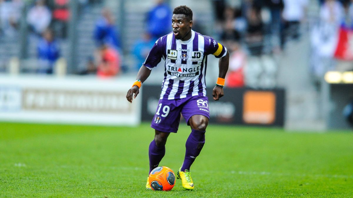 Quatrième Image de Football. Serge Aurier, une figure emblématique du football ivoirien, a tracé son chemin à travers les terrains de la Ligue 1 française jusqu'aux arènes européennes les plus prestigieuses. Né le 24 décembre 1992 à Ouragahio, en Côte d'Ivoire, Aurier incarne la détermination et le talent brut qui ont marqué son ascension. De sa jeunesse à Sevran, en Seine-Saint-Denis, à son rôle crucial au sein de Galatasaray SK, revenons sur le parcours captivant de ce défenseur hors pair. Jeunesse et Familles La trajectoire de Serge Aurier est tissée de liens familiaux profonds et de tragédies déchirantes. Le 13 juillet 2020, son monde a été ébranlé par la perte brutale de son frère, Christopher Aurier, décédé tragiquement à l'âge de 26 ans. Victime d'une fusillade devant une boîte de nuit toulousaine, cet événement tragique a laissé une empreinte indélébile dans le cœur de Serge, et a illustré les défis personnels auxquels il a dû faire face en parallèle de sa carrière sportive. Les débuts : de Villepinte à la Ligue 1 Dès son jeune âge à Sevran, Serge Aurier a été imprégné de la passion pour le football. Ses premiers pas sur le terrain ont été marqués par son passage au club de football de Villepinte, où il a éveillé l'attention par son talent brut et sa détermination sans faille. Rapidement, son parcours l'a conduit au Racing Club de Lens, où il a fait ses débuts professionnels à un âge précoce, révélant ainsi au monde du football son immense potentiel. La renommée de Serge Aurier a continué de croître alors qu'il gravissait les échelons du football français. Malgré les difficultés financières du Racing Club de Lens, son talent a brillé de mille feux, attirant l'attention de plusieurs grands clubs européens. Son passage remarqué au Toulouse FC a été une étape décisive, conduisant finalement à sa signature au Paris Saint-Germain. Au sein du prestigieux club parisien, Aurier a laissé une empreinte indélébile, remportant des titres nationaux et internationaux, et devenant un pilier de la défense. Sa contribution au PSG a été cruciale dans la conquête de deux titres de champion de France, démontrant ainsi son talent incontestable et sa capacité à performer au plus haut niveau. L'épopée en sélection nationale Parallèlement à sa carrière en club, Serge Aurier a également brillé sous les couleurs de la Côte d'Ivoire. Sa ténacité et son engagement sur le terrain lui ont valu une place de choix au sein de l'équipe nationale, le conduisant à participer à des compétitions prestigieuses telles que la Coupe du monde 2014 au Brésil et la Coupe d'Afrique des nations, remportée à deux reprises en 2015 et en 2023. Aujourd'hui, Serge Aurier poursuit son périple footballistique en tant que pilier de Galatasaray SK. Son transfert dans le club turc marque un nouveau chapitre dans sa carrière, offrant de nouvelles opportunités et défis à surmonter. Alors que les projecteurs se tournent vers lui sur les terrains de Süper Lig, le monde du football attend avec impatience de voir quelle empreinte il laissera dans ce nouveau chapitre de sa carrière. Carrière internationale Serge Aurier, joueur de football ivoirien, a débuté sa carrière au Racing Club de Lens de 2006 à 2012. Durant cette période, il s'est distingué notamment par son titre de champion de France des moins de dix-huit ans. En 2010, il fait ses débuts en Ligue 1 et devient rapidement un joueur clé de l'équipe. Malgré la relégation de Lens en Ligue 2, Aurier reste fidèle au club pour continuer sa progression. En 2012, Aurier rejoint le Toulouse Football Club où il évolue jusqu'en 2015. Il devient un pilier de l'équipe et est remarqué pour ses performances offensives et défensives. En 2014, il signe au Paris Saint-Germain, où il remporte plusieurs trophées nationaux, dont la Coupe de la Ligue et le championnat de France. Malgré des débuts prometteurs, des incidents extra-sportifs et la concurrence l'ont parfois écarté de l'équipe première. En 2017, Aurier rejoint Tottenham Hotspur en Premier League. Il connaît des hauts et des bas dans ce club, alternant entre des performances solides et des périodes de moins bonne forme. En 2021, il quitte Tottenham et rejoint Villarreal CF en Liga espagnole avant de signer avec Nottingham Forest FC en 2022. Sur le plan international, Aurier représente la Côte d'Ivoire depuis 2013. Il a participé à plusieurs éditions de la Coupe d'Afrique des nations, remportant le titre en 2015. Il a également représenté son pays lors de la Coupe du monde 2014 au Brésil. Malgré ses succès sur le terrain, Aurier a été impliqué dans plusieurs controverses et affaires judiciaires tout au long de sa carrière. Des incidents tels que des propos homophobes, des retards lors des matchs, des gestes agressifs sur le terrain, ainsi que des affaires judiciaires, ont parfois entaché sa réputation. En résumé, Serge Aurier est un joueur de football talentueux qui a connu des moments de gloire sur les terrains en France, en Angleterre et en Espagne, mais qui a également été confronté à des défis liés à son comportement en dehors du terrain. Palmarès et distinction Serge Aurier a connu un succès considérable au cours de sa carrière, tant sur le plan individuel que collectif. En club, il a remporté plusieurs trophées majeurs, notamment avec le Paris Saint-Germain, où il a été un élément clé de l'équipe lors de ses deux titres de champion de France en 2015 et 2016. En plus de ces succès en championnat, Aurier a également contribué aux victoires du PSG en Coupe de la Ligue en 2015, 2016 et 2017, ainsi qu'en Coupe de France en 2016 et 2017. Il a également été présent lors des victoires du Trophée des champions en 2015 et 2016, ce qui témoigne de son rôle essentiel dans les succès du club. Son passage à Tottenham Hotspur lui a également permis d'atteindre la finale de la Ligue des champions en 2019, bien qu'il n'ait pas remporté le titre, et d'être finaliste de la Coupe de la Ligue en 2021. Ces performances en compétitions européennes illustrent sa capacité à briller au plus haut niveau du football continental. En ce qui concerne son parcours en sélection nationale, Aurier a également laissé une marque indélébile. Avec la Côte d'Ivoire, il a remporté la Coupe d'Afrique des nations en 2015, où il a joué un rôle crucial dans la défense de l'équipe. Sa contribution à la victoire de la Côte d'Ivoire en 2023 démontre sa constance et son engagement envers son pays sur la scène internationale. Sur le plan individuel, Aurier a également été reconnu pour ses performances exceptionnelles. Il a été inclus dans l'équipe type de la Ligue 1 aux Trophées UNFP en 2014 et 2016, ce qui souligne sa qualité et sa contribution au football français. À travers les hauts et les bas de sa vie personnelle et professionnelle, Serge Aurier a toujours su se distinguer par son talent, sa détermination et sa résilience. Alors que son voyage l'amène désormais à Galatasaray, une question persiste : quel sera le prochain chapitre de cette saga captivante ? À l'heure où de nouveaux défis se dressent sur son chemin, une chose est certaine : le monde du football continuera de suivre de près le parcours de ce talentueux défenseur, en quête de nouveaux sommets à conquérir. Instagram Officiel : Twitter Officiel :