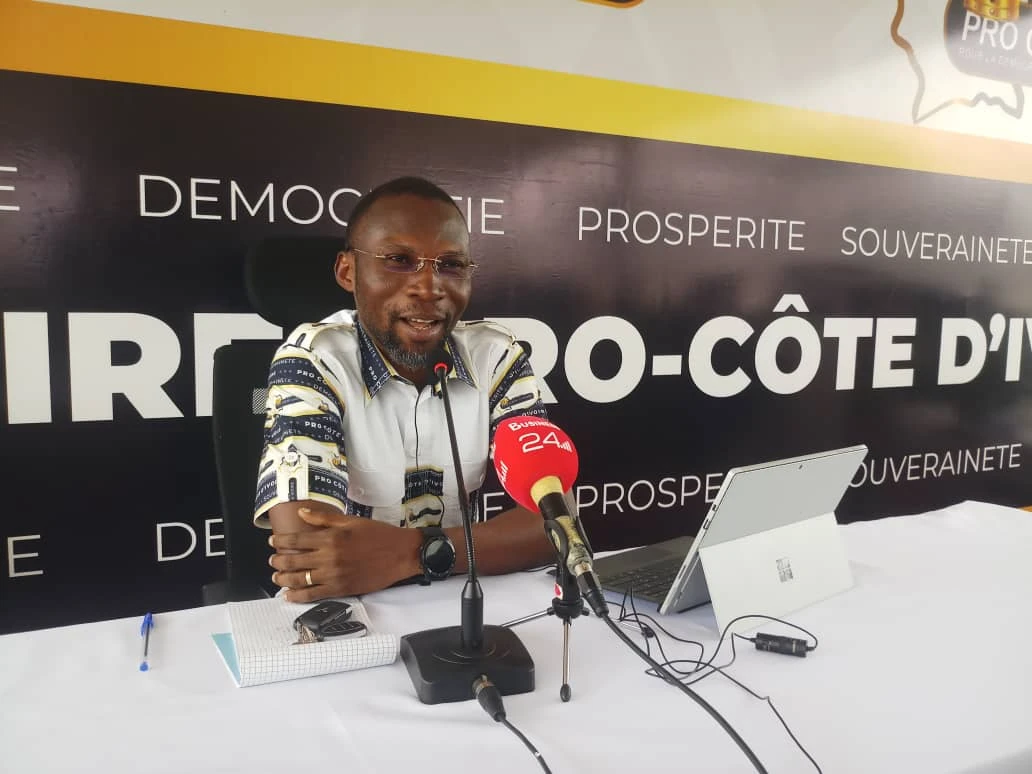 Image de Politique. À l'approche des élections présidentielles de 2025 en Côte d'Ivoire, le paysage politique se dessine avec les déclarations et les prises de position des acteurs politiques. Le mercredi 1er mai 2024, lors d'une conférence de presse, Kevin Koffi Fieny, candidat déclaré à la présidence sous la bannière de Pro Côte d'Ivoire pour la Prospérité, la Démocratie et la Souveraineté (PROCI DPS), a livré ses réflexions sur divers sujets d'actualité. Parmi eux, son regard critique sur la possible candidature de l'ancien président Laurent Gbagbo a retenu l'attention. Gbagbo : Un conseiller plutôt qu'un concurrent Alors que le pays se prépare pour les prochaines élections présidentielles, Kevin Koffi Fieny a exprimé son désarroi face à la perspective de voir Laurent Gbagbo à nouveau dans l'arène politique. Pour lui, l'ancien président mérite un repos bien mérité, loin des luttes partisanes. "Laurent Gbagbo mérite plus de respect de ceux qui sont avec lui. J'aurais voulu le voir comme un conseiller pour les plus jeunes et pour le président Ouattara, mais le voir encore engagé dans la politique, je ne comprends pas", a déclaré Kevin Koffi Fieny. Lors de sa prise de parole, Kevin Koffi Fieny a souligné l'importance de permettre à l'ancien président de se reposer et de partager son expérience avec les générations futures. "Quand on aime quelqu'un, pourquoi l'encourager à se battre sur le terrain politique après tout ce qu'il a traversé? Il devrait se reposer et conseiller les jeunes. Nous devrions l'aider à créer une fondation pour cela", a-t-il ajouté, exprimant ainsi sa préoccupation pour la santé et le bien-être de Laurent Gbagbo. Le débat sur le rôle des anciens leaders Les propos de Kevin Koffi Fieny soulèvent une question essentielle sur le rôle des anciens dirigeants politiques dans la vie publique. Doivent-ils rester actifs sur la scène politique ou se retirer pour laisser la place à une nouvelle génération de leaders? Cette interrogation suscite des débats passionnés au sein de la société ivoirienne et met en lumière les tensions entre la reconnaissance des contributions passées et le besoin de renouvellement et de jeunesse dans la politique. À l'approche des élections présidentielles de 2025 en Côte d'Ivoire, les déclarations de Kevin Koffi Fieny soulèvent des questions importantes sur l'avenir politique du pays et le rôle des anciens leaders. Alors que la nation se prépare à choisir ses nouveaux dirigeants, il est essentiel de réfléchir à la manière dont les expériences passées peuvent enrichir le paysage politique tout en permettant l'émergence de nouvelles voix et de nouvelles idées. Dans cette optique, la question demeure : Gbagbo devrait-il quitter la scène politique pour laisser place à une nouvelle génération de leaders?